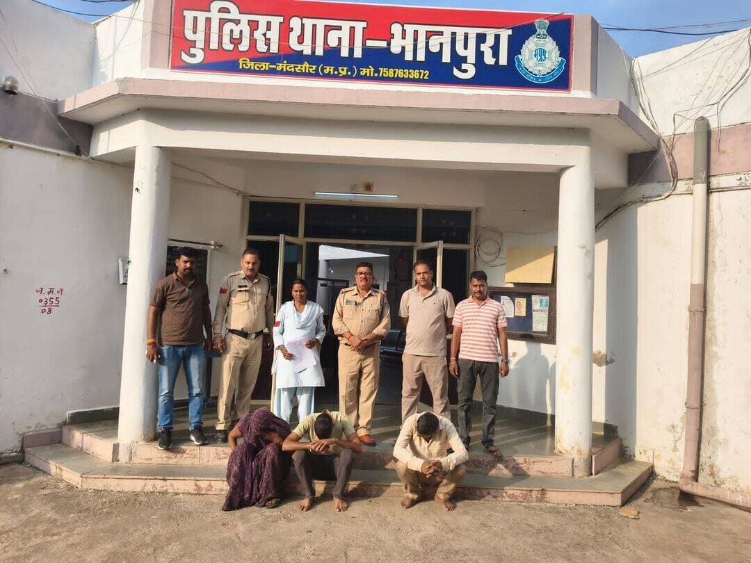 भानपुरा पुलिस की बड़ी कार्रवाई: 12.90 लाख रुपये की मादक पदार्थ जब्त, तीन आरोपी गिरफ्तार
मंदसौर जिले में नशे के खिलाफ चलाए जा रहे अभियान के तहत भानपुरा थाना पुलिस ने बड़ी कार्रवाई करते हुए 480 ग्राम ब्राउन शुगर, 780 ग्राम एमडीएमए और 5 किलोग्राम डोडाचूरा बरामद किया है। जब्त मादक पदार्थ की कुल कीमत करीब 12 लाख 90 हजार रुपये बताई गई है। पुलिस ने मामले में दो पुरुषों सहित एक महिला को गिरफ्तार किया है, जबकि एक आरोपी फरार बताया जा रहा है।
पुलिस के अनुसार, 22 अगस्त 2026 को भानपुरा थाना पुलिस को मुखबिर से सूचना मिली थी कि तीन व्यक्ति बिना नंबर की काले रंग की होंडा सीडी 110 मोटरसाइकिल से भवानीमंडी, राजस्थान की ओर जा रहे हैं। उनके पास अवैध मादक पदार्थ होने की सूचना पर पुलिस टीम ने भैसोदा से भेसोदामंडी के बीच तालाब के किनारे आम रोड पर घेराबंदी की।
मौके से पुरन सिंह पिता गुमान सिंह राजपूत उम्र 33 वर्ष, सत्यनारायण पिता बालुदास बैरागी उम्र 38 वर्ष और चंद्रकला पति सत्यनारायण बैरागी उम्र 34 वर्ष, तीनों निवासी जगदी, थाना सुवासरा को पकड़ा गया। तलाशी के दौरान उनके कब्जे से 480 ग्राम ब्राउन शुगर, 780 ग्राम एमडीएमए और 5 किलोग्राम डोडाचूरा बरामद हुआ। पुलिस ने मादक पदार्थ के साथ करीब 70 हजार रुपये कीमत की होंडा सीडी 110 मोटरसाइकिल भी जब्त की।
पुलिस ने आरोपियों के खिलाफ एनडीपीएस एक्ट की धारा 8/15, 21 और 22 के तहत प्रकरण दर्ज कर जांच शुरू कर दी है। पूछताछ में जब्त मादक पदार्थों के स्रोत और नेटवर्क से जुड़े अन्य लोगों के संबंध में जानकारी जुटाई जा रही है।
मामले में गोकुल सिंह पिता शिवसिंह राजपूत निवासी जगदी, थाना सुवासरा को फरार आरोपी बताया गया है। पुलिस उसकी तलाश कर रही है।
यह कार्रवाई पुलिस अधीक्षक मंदसौर विनोद कुमार मीणा के निर्देशन, अतिरिक्त पुलिस अधीक्षक गरोठ रामसनेही मिश्रा एवं एसडीओपी गरोठ विजय कुमार यादव के मार्गदर्शन में थाना प्रभारी भानपुरा उप निरीक्षक विनय बुन्देला की टीम द्वारा की गई। कार्रवाई में उप निरीक्षक धर्मेश यादव सहित पुलिस टीम का विशेष योगदान रहा।