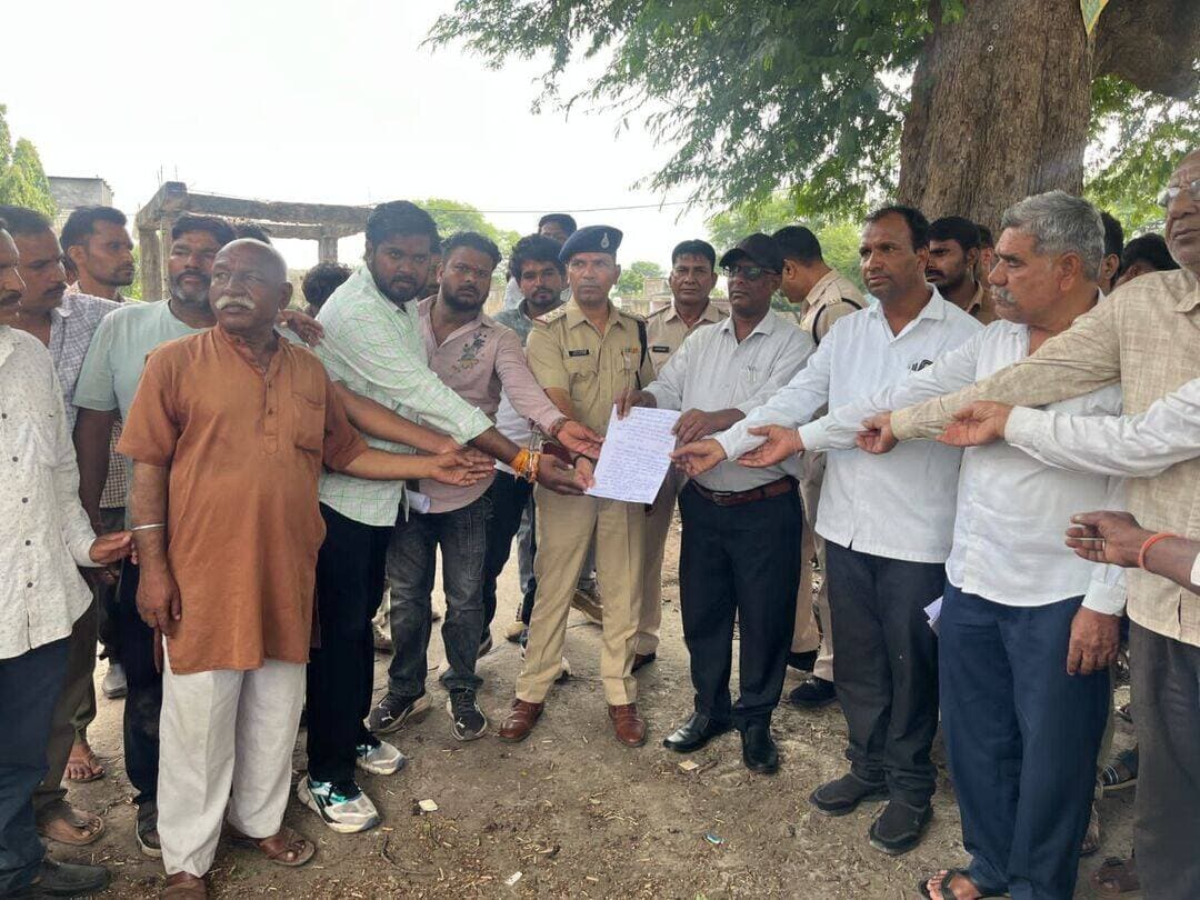 ब्रेकिंग | लसूड़ावन
लव जिहाद की घटना को लेकर ज्ञापन, अवैध अतिक्रमण हटाने की मांग लसूड़ावन में कथित लव जिहाद की घटना को लेकर विश्व हिंदू परिषद, बजरंग दल एवं सकल हिंदू समाज के पदाधिकारियों ने तहसीलदार तथा अफजलपुर थाना प्रभारी को ज्ञापन सौंपा। ज्ञापन में संबंधित व्यक्ति के कथित अवैध अतिक्रमण को हटाने सहित कार्रवाई की मांग की गई।