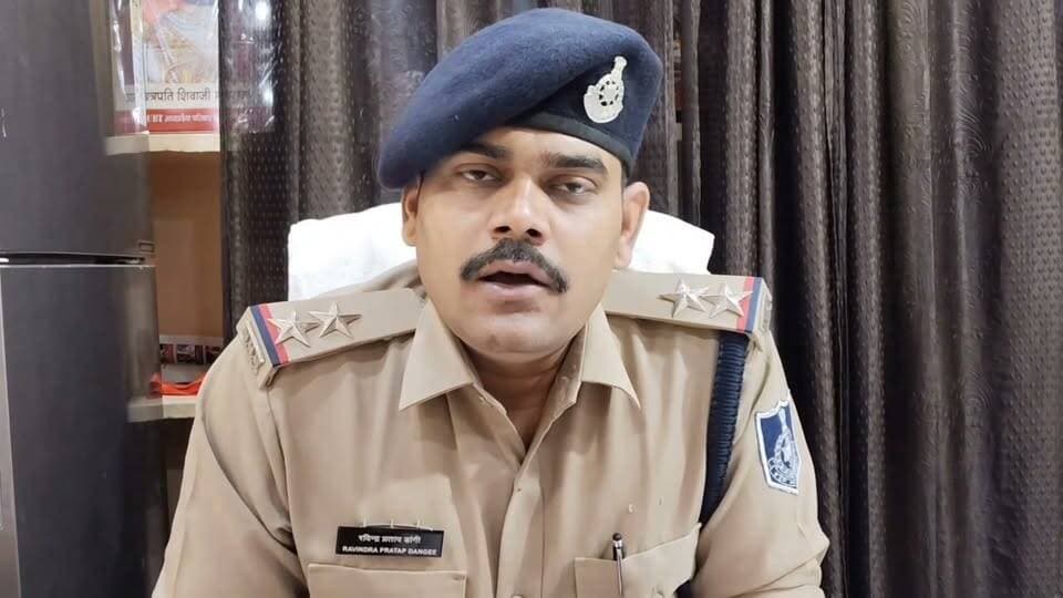 दलौदा पुलिस पर लगे आरोपों का थाना प्रभारी ने किया खंडन, आरोपों को बताया निराधार
दलौदा। कल पुलिस अधीक्षक मंदसौर की जनसुनवाई में मोरखेड़ा निवासी गोपाल दमामी द्वारा उप निरीक्षक राधेश्याम पंवार पर गाली-गलौज करने सहित गंभीर आरोप लगाए गए थे। मामले को लेकर आज दलौदा थाना प्रभारी का बयान सामने आया है, जिसमें उन्होंने लगाए गए आरोपों को निराधार बताया।
थाना प्रभारी के अनुसार, मोर खेड़ा निवासी राधाबाई द्वारा रुपये वापस नहीं लौटाने को लेकर जनसुनवाई में शिकायत प्रस्तुत की गई थी। शिकायत के संबंध में दोनों पक्षों को दलौदा थाने पर बुलाया गया, जहां दोनों पक्षों के बयान लिए गए। बयान लेने के बाद दोनों पक्षों को रवाना कर दिया गया।
थाना प्रभारी ने स्पष्ट किया कि गोपाल दमामी द्वारा पुलिस पर लगाए गए गाली-गलौज सहित अन्य सभी आरोप निराधार एवं तथ्यहीन हैं।
#दलौदा #मंदसौर #दलौदा_पुलिस #जनसुनवाई #मंदसौर_पुलिस