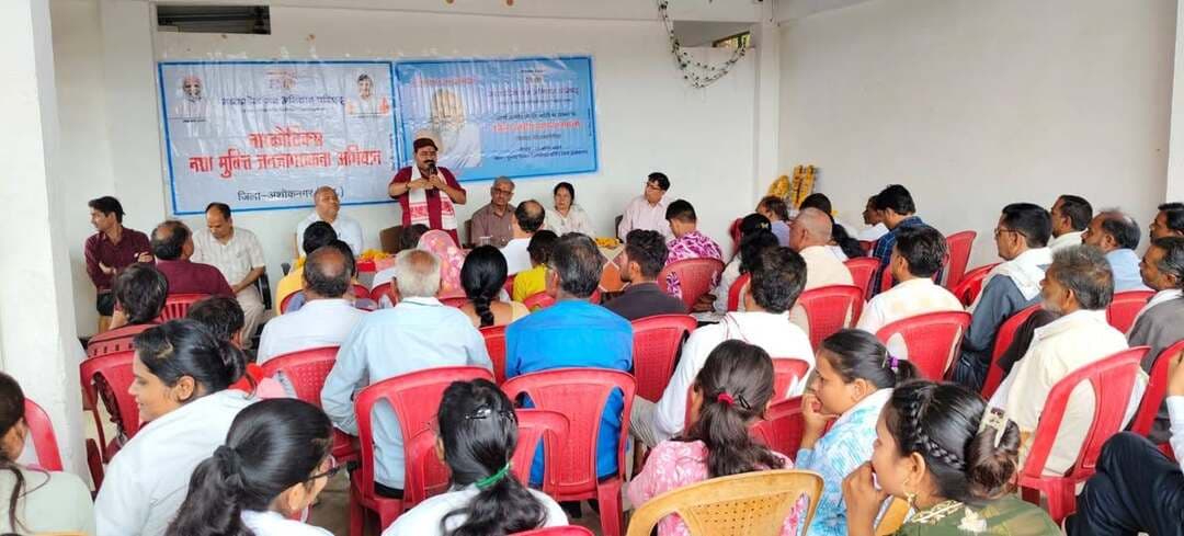 महर्षि अरविंद जी की 154वीं जन्म जयंती पर व्याख्यानमाला का आयोजन
--
मध्य प्रदेश जन अभियान परिषद जिला अशोकनगर द्वारा महर्षि अरविंद जी की 154वीं जन्म जयंती के अवसर पर जिला स्तरीय व्याख्यान माला कार्यक्रम का आयोजन गुरुदेव संस्थान पैरामेडिकल कॉलेज में किया गया। कार्यक्रम का शुभारंभ मां सरस्वती जी एवं महर्षि अरविंद जी के चित्र पर माल्यार्पण एवं दीप प्रज्ज्वलित कर किया गया। कार्यक्रम के मुख्य अतिथि श्री दिनेश बिरथरे जी एवं मुख्य वक्ता डॉ दीपक मिश्रा एवं सहायक संचालक मस्त्यद्योग श्री एस एन दंडोतिया उपस्थित रहे। जिला समन्वयक श्री बद्री प्रसाद चौहान द्वारा कार्यक्रम की रूपरेखा प्रस्तुत करते हुए महर्षि अरविंद जी की जीवन चरित्र पर संक्षिप्त प्रकाश डाला गया।
मुख्य अतिथि श्री दिनेश बिरथरे द्वारा महर्षि अरविंद जी के जीवन परिचय पर प्रकाश डालते हुए कहा कि कुछ व्यक्ति पद पर बैठकर अपने आप को सुशोभित मानते हैं लेकिन कुछ व्यक्ति ऐसे होते हैं जिनसे पद सुशोभित होता है ऐसे ही व्यक्तित्व महर्षि अरविंद जी थे वह योगी भी थे कवि भी थे साहित्यकार भी थे एक आध्यात्मिक संत भी थे और उनका व्यक्तित्व बहुत विराट था संपूर्ण विश्व में ऐसा एक भी देश नहीं है जहां महर्षि जी के शिष्य न हों। उन्होंने 12 वर्ष तक मौन धारण किया था ।
कार्यक्रम के मुख्य वक्ता डॉ दीपक मिश्रा ने कहा की महर्षि अरविंद घोष जी महा मानव की श्रेणी में आते हैं। भारत को देवभूमि इसलिए नहीं कहा जाता कि यहां महापुरुषों का जन्म होता है बल्कि इसलिए कहते है कि यहां प्रकृति स्वयं बहुत कुछ देती है। भारत देश को प्रकृति का वरदान प्राप्त है।
शासन के निर्देशानुसार जिला अशोकनगर में नारकोटिक्स नशा मुक्ति अभियान अंतर्गत सभी को नशा मुक्ति संकल्प दिलाया गया। कार्यक्रम का संचालन गुरुदेव संस्थान के प्रमुख श्री भूपेंद्र रघुवंशी द्वारा किया गया। कार्यक्रम का आभार श्री दीपक पटेरिया द्वारा किया गया।
कार्यक्रम में श्री मनोज यादव, श्रीमती वंदना सगर, नवांकुर प्रस्फुटन नगर समिति मेंटर्स मेडिकल कॉलेज के छात्र छात्राएं उपस्थित रहे।
#ashoknagar