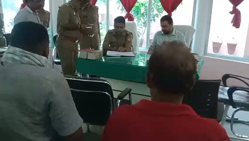गाजीपुर 22 अगस्त, 2026 जिलाधिकारी अनुपम शुक्ला एवं पुलिस अधीक्षक डा ईरज राजा द्वारा थाना करंडा में आयोजित थाना दिवस में पहुंचकर आम जनमानस की समस्याओं को सुना गया। इस दौरान विभिन्न फरियादियों ने अपनी समस्याओं एवं शिकायतों से जिलाधिकारी एवं पुलिस अधीक्षक को अवगत कराया।
जिलाधिकारी ने संबंधित अधिकारियों एवं कर्मचारियों को प्राप्त शिकायतों का तत्काल एवं गुणवत्तापूर्ण निस्तारण सुनिश्चित करने के निर्देश दिए। जिलाधिकारी ने विशेष रूप से निर्देशित किया कि शिकायतों के निस्तारण के साथ-साथ शिकायतकर्ता से फीडबैक भी लिया जाए, ताकि यह सुनिश्चित किया जा सके कि संबंधित व्यक्ति की समस्या वास्तव में दूर हुई है अथवा नहीं। उन्होंने शिकायत रजिस्टर में एक अलग फीडबैक कॉलम बनाए जाने के निर्देश दिए, जिसमें शिकायत के निस्तारण के बाद शिकायतकर्ता की संतुष्टि एवं प्राप्त फीडबैक को दर्ज किया जाए। उन्होंने कहा कि केवल शिकायत का निस्तारण दर्ज कर देना पर्याप्त नहीं है, बल्कि यह भी सुनिश्चित किया जाए कि निस्तारण से आम जनमानस संतुष्ट है। इस व्यवस्था से शिकायतों के वास्तविक निस्तारण की स्थिति की प्रभावी निगरानी की जा सकेगी। पुलिस अधीक्षक डा ईराज राज ने भी संबंधित पुलिस अधिकारियों को प्राप्त शिकायतों पर प्राथमिकता के आधार पर कार्रवाई सुनिश्चित करने के निर्देश दिए। इस अवसर पर थाना प्रभारी करण्डा के साथ सम्बन्धित अधिकारी कर्मचारी उपस्थित रहे