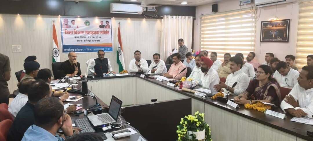 प्रभारी मंत्री की अध्यक्षता में जिला पुरातत्व, पर्यटन एवं संस्कृति परिषद की बैठक आयोजित
---
प्रदेश के नवीन एवं नवकरणीय ऊर्जा मंत्री तथा जिले के प्रभारी मंत्री श्री राकेश शुक्ला की अध्यक्षता में जिला पुरातत्व, पर्यटन एवं संस्कृति परिषद की बैठक शनिवार को कलेक्ट्रेट सभाकक्ष में आयोजित की गई।
बैठक में प्रभारी मंत्री श्री राकेश शुक्ला ने कहा कि जिले में पर्यटन विकास असीम संभावनाएं है। पर्यटन के क्षेत्र में जिले की प्राचीन संपदाओं को सहेजने एवं संवारने के लिये हर संभव प्रयास किये जाएगें। उन्होंने जिले के पुरातात्विक, ऐतिहासिक एवं पर्यटन स्थलों के संरक्षण, संवर्धन एवं विकास के संबंध में विस्तार से चर्चा की गई। साथ ही जिले में पर्यटन गतिविधियों को बढ़ावा देने तथा उपलब्ध ऐतिहासिक एवं सांस्कृतिक विरासत को पर्यटकों के लिए अधिक आकर्षक बनाने के संबंध में आवश्यक दिशा-निर्देश दिए गए।
बैठक में परिषद से संबंधित विभिन्न प्रस्तावों एवं कार्यों की प्रगति की समीक्षा करते हुए संबंधित अधिकारियों को आवश्यक कार्यवाही सुनिश्चित करने के निर्देश दिए गए। बैठक में जिले की समृद्ध ऐतिहासिक एवं सांस्कृतिक विरासत को संरक्षित रखते हुए पर्यटन की संभावनाओं के विकास पर विशेष जोर दिया गया।
बैठक में पिछली बैठक में लिये गए निर्णय के संबंध में विस्तार से समीक्षा की गई। साथ ही नए प्रस्तावों को शासन को भेजे जाने का निर्णय लिया गया।
इस अवसर पर मुंगावली विधायक श्री बृजेन्द्र सिंह यादव,खाद्य नागारिक आपूर्ति निगम के अध्यक्ष डॉ. के.पी. यादव,जिला पंचायत अध्यक्ष श्री अजय प्रताप सिंह यादव, भाजपा जिला अध्यक्ष श्री आलोक तिवारी,पूर्व विधायक अशोकनगर श्री जजपाल सिंह जज्जी, कलेक्टर श्री साकेत मालवीय, पुलिस अधीक्षक श्री राजीव कुमार मिश्रा,मुख्य कार्यपालन अधिकारी जिला पंचायत श्री राजेश जैन,एएसपी श्री अंतर सिंह कनेश,संयुक्त कलेक्टर श्रीमती सोनम जैन,आर.बी.सिण्डोस्कर,समस्त एसडीएम,समिति के सदस्यगण तथा जिला अधिकारी उपस्थित थे।
#ashoknagar