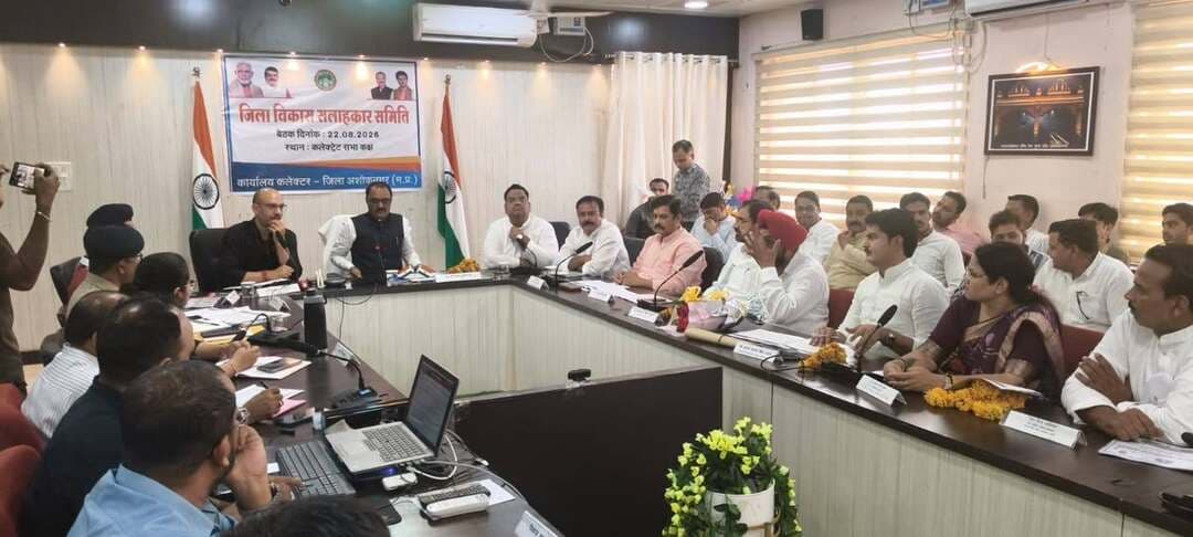 जिले के विकास के लिये समिति के सदस्यों के सुझाव होगें महत्वपूर्ण-प्रभारी मंत्री
जिला विकास सलाहकार समिति की बैठक आयोजित
--
मुख्यमंत्री डॉ. मोहन यादव की अध्यक्षता में जिला विकास सलाहकार समिति का गठन किया गया है। इस समिति के सदस्यों द्वारा प्राप्त सुझावों पर जिले के विकास को नई गति प्रदान की जाएगी। साथ ही जिले के संपूर्ण विकास की अवधारणा को साकार रूप दिया जा सकेगा। इस आशय के विचार प्रदेश के नवीन एवं नवकरणीय ऊर्जा मंत्री तथा जिले के प्रभारी मंत्री श्री राकेश शुक्ला की अध्यक्षता में शनिवार को कलेक्ट्रेट सभाकक्ष में आयोजित बैठक में व्यक्त किये। बैठक में जिले के विकास से जुड़े विभिन्न विषयों पर चर्चा की गई तथा विभागीय योजनाओं की प्रगति की समीक्षा की गई।
बैठक में प्रभारी मंत्री श्री शुक्ला ने कहा कि जिले के विकास को हर क्षेत्र में आगे बढाने के लिये जनप्रतिनिधियों,समिति के सदस्यों तथा अधिकारियों के समन्वित प्रयासों से विकास कार्यो को मूर्त रूप दिया जा सकेगा। सदस्यों द्वारा जो सुझाव चर्चा के दौरान प्राप्त होगें वह माननीय मुख्यमंत्री तक जायेगें। जिस पर शासन द्वारा सभी आवश्यक सुझावों पर निर्णय लिया जाएगा।
बैठक में जिले में चल रहे विकास कार्यों,शासन की जनकल्याणकारी योजनाओं के क्रियान्वयन तथा आमजन से जुड़े महत्वपूर्ण विषयों पर विचार-विमर्श किया गया। प्रभारी मंत्री ने अधिकारियों को निर्देशित किया कि विकास कार्यों निर्धारित समय-सीमा में गुणवत्तापूर्ण ढंग से पूर्ण किया जाए तथा शासन की योजनाओं का लाभ पात्र हितग्राहियों तक प्रभावी रूप से पहुंचाना सुनिश्चित करें।
उन्होंने कहा कि जिले के समग्र विकास के लिए सभी विभाग आपसी समन्वय के साथ कार्य करें और जनप्रतिनिधियों द्वारा दिए गए सुझावों एवं जनहित से जुड़े विषयों पर प्राथमिकता से कार्यवाही की जाए।
बैठक में कलेक्टर श्री साकेत मालवीय द्वारा पावर प्रेजटेंशन के माध्यम से जिला विकास तथा मुख्यमंत्री जनविश्वास अभियान के अंतर्गत 03 विकासखण्डों में लगाये गए शिविरों की प्रगति के बारे में विस्तार से जानकारी दी।
शासकीय महाविद्यालय ईसागढ का हुआ नामकरण
समिति की बैठक में शासकीय महाविद्यालय ईसागढ का नाम ‘’स्व. श्री राजकुमार सिंह यादव’’ के नाम पर किये जाने का निर्णय सर्वसम्मति से पारित किया गया ।
नगर परिषद ईसागढ़ गौशाला होगी आदर्श गौशाला
बैठक में नगर परिषद ईसागढ़ के अध्यक्ष ने बताया कि नगर परिषद ईसागढ में गौशाला से संचालन जनभागीदारी समिति से किया जा रहा है। गौशाला के विधिवत संचालन से सड़कों पर गौवंश का विचरण नही हो रहा है। इस कार्य की सभी सदस्यों द्वारा सराहना की गई तथा प्रभारी मंत्री ने ईसागढ़ गौशाला को आदर्श मानते हुए सभी जगह इस तरह गौशालाओं का संचालन किये जाने की बात कही।
बैठक में लोक स्वास्थ्य यांत्रिकी विभाग तथा जलजीवन मिशन के कार्यो की विस्तार से समीक्षा की गई तथा आवश्यक निर्देश दिये गए। प्रभारी मंत्री ने निर्देश दिये कि ग्राम पंचायत स्तर तक ग्रामीणों को नल से जल उपलब्ध कराने हेतु सभी आवश्यक कार्य समय सीमा में पूर्ण कराये जाए। मत्स्य विभाग की समीक्षा करते हुए निर्देश दिये कि वर्ष 2025-26 में दिये गए अनुदान राशि की जांच हेतु जनप्रतिनिधियों को शामिल करते हुए जांच कमेठी बनाई जाएं। समिति द्वारा जांच रूपोर्ट प्रस्तुत की जाएं। बैठक में खाद वितरण की स्थिति,डबललॉक केन्द्रों के नवीन प्रस्तावों के संबंध में आवश्यक निर्देश दिये गए।
बैठक में जिला विकास सलाहकार समिति के सदस्यों द्वारा जिले के विकास से संबंधित आवश्यक सुझाव प्रस्तुत किये गए। प्राप्त सुझावों की समीक्षा कर आवश्यक कार्यवाही किये जाने हेतु कार्यवाही विवरण में लिये गए।
बैठक में मुंगावली विधायक श्री बृजेन्द्र सिंह यादव,खाद्य नागारिक आपूर्ति निगम के अध्यक्ष डॉ. के.पी. यादव,जिला पंचायत अध्यक्ष श्री अजय प्रताप सिंह यादव, भाजपा जिला अध्यक्ष श्री आलोक तिवारी,पूर्व विधायक अशोकनगर श्री जजपाल सिंह जज्जी,पुलिस अधीक्षक श्री राजीव कुमार मिश्रा,मुख्य कार्यपालन अधिकारी जिला पंचायत श्री राजेश जैन,एएसपी श्री अंतर सिंह कनेश,संयुक्त कलेक्टर श्रीमती सोनम जैन,आर.बी.सिण्डोस्कर,समस्त एसडीएम,समिति के सदस्यगण तथा जिला अधिकारी उपस्थित थे।
#ashoknagar