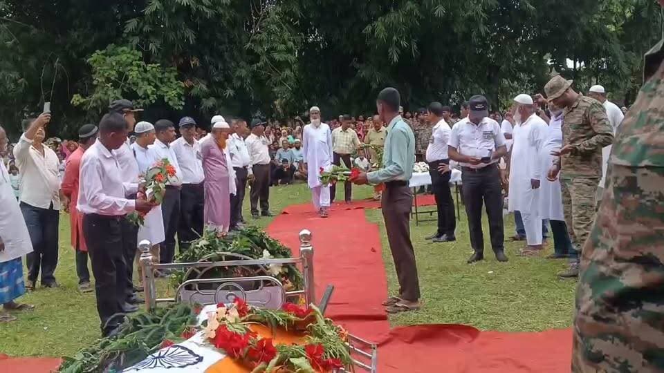 পৰিয়াললে শেষ বাৰৰ বাবে বিদায় দিলে ভাৰতীয় সেনা জোৱান আলমগীৰ হোচেন