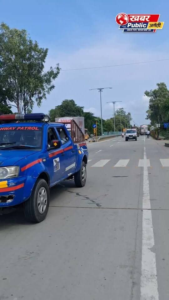 हाईकोर्ट में मामला लंबित… फिर भी दुकानें हटाने पहुंची टीम!
अमेठी के जगदीशपुर में शनिवार को NHAI और तहसील की टीम अतिक्रमण हटाने पहुंची तो ग्रामीणों ने विरोध कर दिया। ग्रामीणों का कहना है कि मामला पहले से हाईकोर्ट में विचाराधीन है और दुकानों से उनका परिवार वर्षों से रोज़गार चला रहा है।
स्थानीय जाहिद ने दर्द बयां करते हुए कहा—“एक बार NHAI ने अतिक्रमण के नाम पर ढहाया, अब UPSIDA… आखिर हम लड़ें किससे?”
ग्रामीणों के विरोध के बाद तहसीलदार राहुल सिंह ने 15 दिन का समय देकर कार्रवाई फिलहाल टाल दी।
मौके पर ग्रामीणों ने क्या कहा, सुनिए…
#अमेठी #जगदीशपुर #NHAI #UPSIDA #ग्रामीणोंकीआवाज #अतिक्रमण