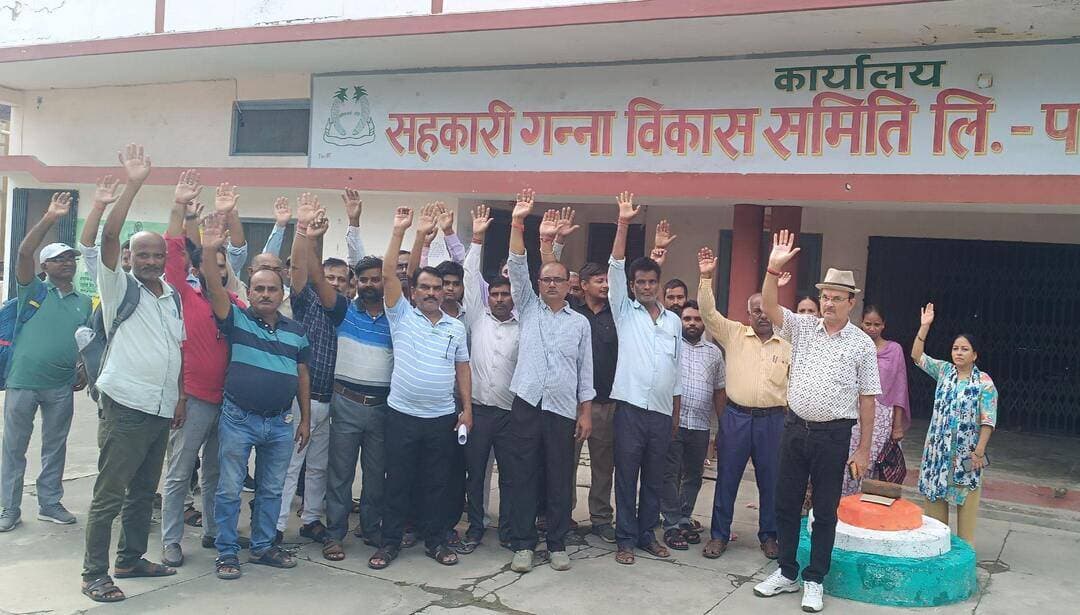 सहकारी गन्ना विकास समिति में अध्यक्ष और कर्मचारियों के बीच तकरार, हड़ताल से बढ़ा विवाद
पलिया-खीरी। पलिया नगर स्थित सहकारी गन्ना विकास समिति में समिति अध्यक्ष अभिषेक अवस्थी और कर्मचारियों के बीच तकरार का मामला सामने आया है। कर्मचारियों ने विशेष सचिव ज्ञान प्रकाश तिवारी के साथ हड़ताल करते हुए अध्यक्ष पर वरिष्ठ लिपिक रामाशीष मौर्य के साथ अभद्र व्यवहार करने का आरोप लगाया है। वहीं अध्यक्ष ने पूरे मामले को अपने खिलाफ रचा गया षड्यंत्र बताते हुए अपना पक्ष रखा है।
वरिष्ठ लिपिक रामाशीष मौर्य के अनुसार, कार्यालय स्तर पर सहयोग के लिए एक व्यक्ति को रखा गया था। उनका कहना है कि उक्त व्यक्ति को समिति के कार्यों में सहयोग के लिए रखा गया था और कुछ काम पूरा न होने के कारण उसकी मदद ली जा रही थी। बाद में उसे हटाने को लेकर विवाद उत्पन्न हुआ और इसी मामले में अध्यक्ष द्वारा उनके साथ अभद्र व्यवहार किए जाने का आरोप लगाया गया है।
वहीं, समिति अध्यक्ष अभिषेक अवस्थी ने अपने पक्ष में बताया कि उक्त व्यक्ति को समिति में रखने के लिए प्रस्ताव भेजा गया था, लेकिन ऊपर से अनुमति नहीं मिलने के चलते उन्होंने उक्त व्यक्ति को समिति में रखने से स्पष्ट रूप से मना कर दिया था। अध्यक्ष के अनुसार, इस संबंध में संबंधित अधिकारियों को भी जानकारी दी गई थी।
अभिषेक अवस्थी ने बताया कि उनके द्वारा पूर्व में की गई शिकायतों के बाद तीन कर्मचारियों के निलंबन की कार्रवाई हो चुकी है। वहीं, तीन अन्य मामलों में गन्ना विकास निरीक्षक/विशेष सचिव स्तर पर जांच एवं कार्रवाई प्रचलित है। उनका कहना है कि समिति में पारदर्शिता और भ्रष्टाचार के खिलाफ उनके द्वारा कड़े कदम उठाए जा रहे हैं, जिसके चलते उनके खिलाफ इस तरह का षड्यंत्र रचा जा रहा है।
अध्यक्ष ने बताया कि इससे पूर्व भी गन्ना विकास परिषद में करीब 15 लाख रुपये की निकासी और कथित गबन का मामला सामने आया था, जिसमें एक आउटसोर्सिंग कर्मचारी की संलिप्तता सामने आने की बात कही गई थी।
अध्यक्ष का कहना है कि इन्हीं सभी प्रकरणों और उनके द्वारा की गई शिकायतों के चलते वर्तमान घटनाक्रम को उनके खिलाफ इस्तेमाल किया जा रहा है।
फिलहाल कर्मचारियों की हड़ताल के चलते समिति में कामकाज प्रभावित है। दोनों पक्षों के अपने-अपने दावे सामने आने के बाद मामले को लेकर चर्चाएं तेज हैं। अब विभागीय स्तर पर जांच और कार्रवाई के बाद ही पूरे विवाद की वास्तविक स्थिति स्पष्ट हो सकेगी। <nis:link nis:type=tag nis:id=रोमीसाहनी nis:value=रोमीसाहनी nis:enabled=true nis:link/> <nis:link nis:type=tag nis:id=lakhimpurkheri nis:value=LakhimpurKheri nis:enabled=true nis:link/> <nis:link nis:type=tag nis:id=followers nis:value=followers nis:enabled=true nis:link/> <nis:link nis:type=tag nis:id=highlights nis:value=highlights nis:enabled=true nis:link/> <nis:link nis:type=tag nis:id=paliakalan nis:value=paliakalan nis:enabled=true nis:link/> <nis:link nis:type=tag nis:id=upnews nis:value=UPNews nis:enabled=true nis:link/>