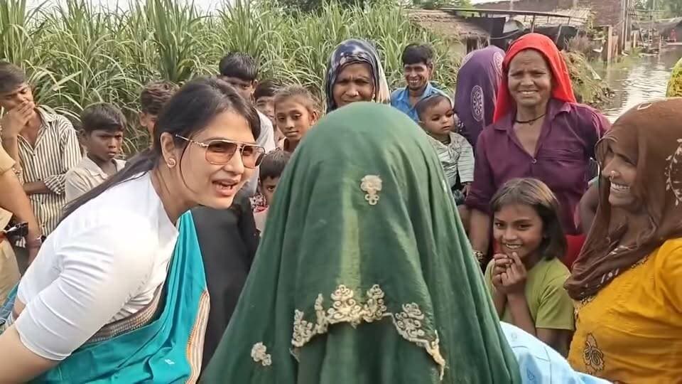 #कलेक्टर_हो_तो_इन_मैडम_जैसा!
"बुखार हुआ है आपको, मौसम ठंडा हुआ है, में देखती हूं अगर मेरे बैग में दवाई होगी।" - कलेक्टर मैडम
ऐसे मृदुलभाषी और संवेदनशील अधिकारी को देखकर पीड़ित की आधी समस्या तो खुद ही खत्म हो जाती है। उत्तर प्रदेश के हापुड़ जिला कलेक्टर कविता मीना जब गढ़मुक्तेश्वर में बाढ़ प्रभावितों का हाल जानने पहुंचीं तो वहां डीएम का एक बेहद भावुक और मानवीय चेहरा सामने आया। जब एक बुजुर्ग ने अपनी तबीयत खराब होने की बात कही, तो डीएम कविता मीना ने बेहद आत्मीयता से कहा- "बुखार हुआ है आपको, मौसम ठंडा हुआ है, में देखती हूं अगर मेरे बैग में दवाई होगी।"