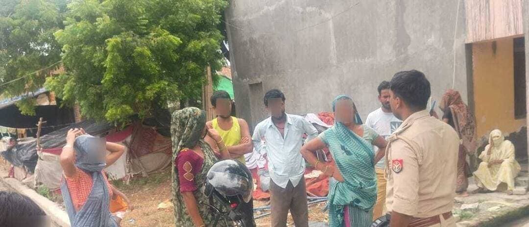 फिरोजाबाद - SSP की नई पहल: पुलिस खुद पहुंच रही शिकायतकर्ता के घर, एक दिन में 33 शिकायतों का मौके पर निस्तारण
फिरोजाबाद। जनशिकायतों के निस्तारण में तेजी और पारदर्शिता लाने के लिए वरिष्ठ पुलिस अधीक्षक आदित्य लांग्हे द्वारा विशेष अभियान चलाया जा रहा है।
अभियान के तहत अब शिकायतकर्ता को थाने के चक्कर नहीं काटने पड़ेंगे, बल्कि पुलिस खुद उसके घर पहुंचकर समस्या का समाधान कर रही है।
अभियान की खास बातें -
- नोडल अधिकारी - अपर पुलिस अधीक्षक ग्रामीण
- हर CO रोजाना कम से कम 1 मौके पर और हर थाना प्रभारी 2 मौके पर जाकर निस्तारण करेंगे
- दिनांक 22-08-2026 को कुल 33 शिकायतों का मौके पर निस्तारण किया गया
- दोनों पक्षों का फीडबैक लेकर संतुष्ट किया जा रहा है
SSP ने बताया कि इस पहल से शिकायतकर्ता को बार-बार पुलिस ऑफिस आने की जरूरत नहीं पड़ेगी और निस्तारण ज्यादा बेहतर तरीके से हो सकेगा।
#FirozabadPolice #SSPAdityaLanghe #IGRS #Janshikayat #GoodGovernance #FirozabadNews #DDM_News