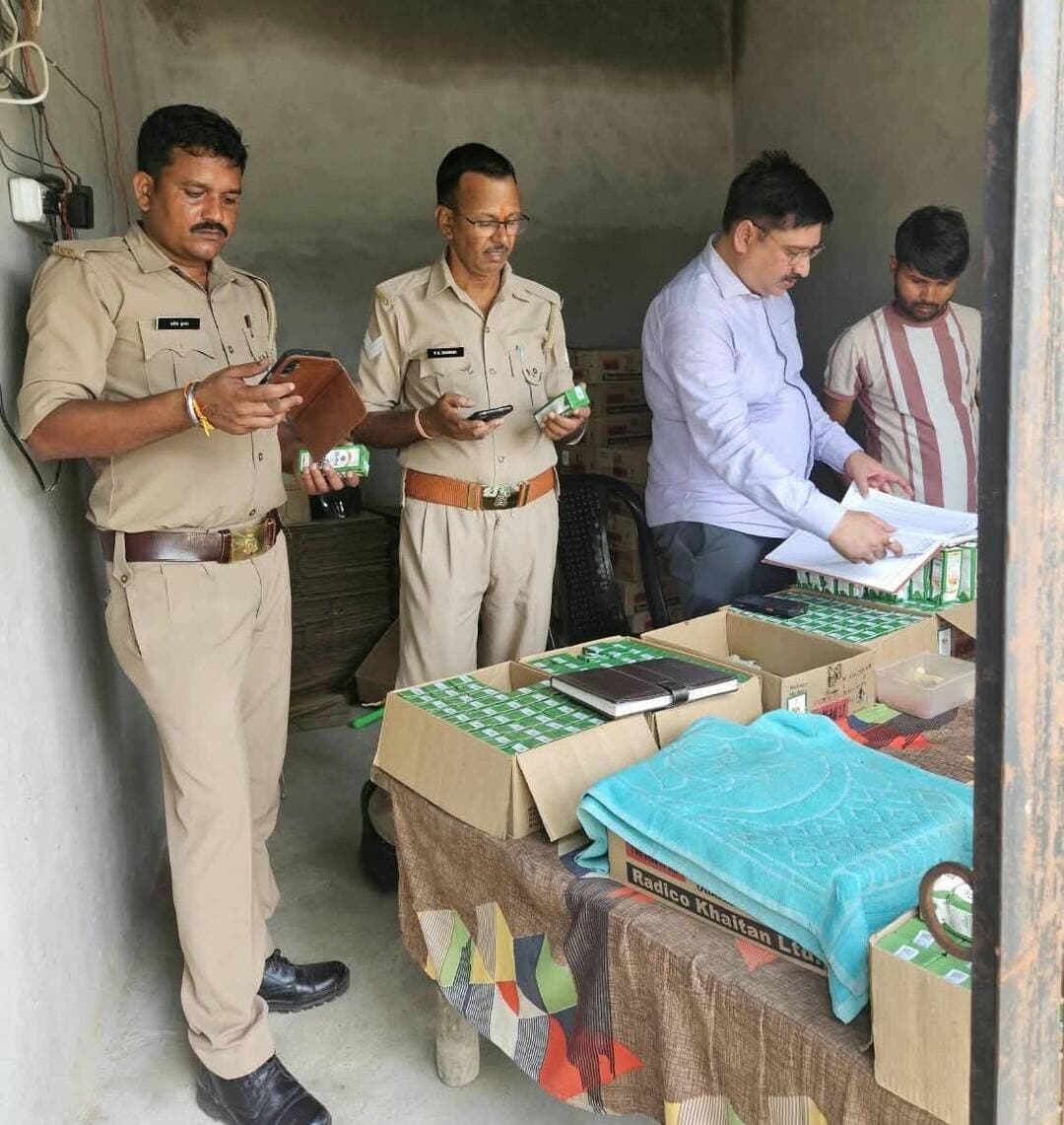 फिरोजाबाद आबकारी विभाग का सख्त चेकिंग अभियान, सिरसागंज क्षेत्र में देसी शराब व कंपोजिट दुकानों का हुआ निरीक्षण
फिरोजाबाद में आबकारी आयुक्त उत्तर प्रदेश एवं जिलाधिकारी संतोष कुमार शर्मा के आदेश के अनुपालन में, उप आबकारी आयुक्त आगरा प्रभार एवं जिला आबकारी अधिकारी रवि शंकर वर्मा के निर्देशन में अभियान चलाया गया।
आबकारी निरीक्षक क्षेत्र-5 सिरसागंज मय स्टाफ द्वारा क्षेत्रांतर्गत फुटकर देशी शराब एवं कंपोजिट दुकानों का निरीक्षण किया गया।
निरीक्षण के दौरान दुकानदारों को कड़े निर्देश दिए गए -
- दुकान व कैंटीन परिसर में साफ-सफाई रखने
- दुकान के बाहर मदिरा का सेवन न करने देने
- मांग के अनुरूप ब्रांडों की उपलब्धता बनाए रखने
- सीसीटीवी कैमरा निरंतर चालू रखने
- POS मशीन से 100% बिक्री करने
- ऑनलाइन पेमेंट की व्यवस्था सुनिश्चित करने
- निर्धारित मूल्य पर ही बिक्री करने
#FirozabadNews #AbkariVibhag #Sirsaganj #ExciseInspection #FirozabadExcise #DDM_News