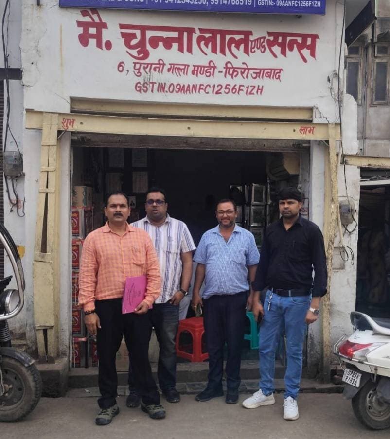 फिरोजाबाद जिलाधिकारी के निर्देश पर चीनी जमाखोरी रोकने को छापेमारी, मनीष ट्रेडर्स के गोदाम का हुआ निरीक्षण
फिरोजाबाद। 22 अगस्त को जिलाधिकारी संतोष कुमार शर्मा के निर्देश पर चीनी की जमाखोरी और कालाबाजारी रोकने के लिए गठित संयुक्त टीम ने कार्रवाई की।
उपजिलाधिकारी शिकोहाबाद द्वारा तहसील शिकोहाबाद में मनीष ट्रेडर्स के गोदाम का आकस्मिक निरीक्षण किया गया। निरीक्षण के दौरान कुल 255 कुंतल चीनी का भंडारण पाया गया, जो सितारगंज उत्तराखंड स्थित चीनी मिल से क्रय की गई थी। जांच में कोई विसंगति नहीं पाई गई।
वहीं दूसरी टीम द्वारा फिरोजाबाद क्षेत्र में विभिन्न थोक व्यापारियों के गोदामों का औचक निरीक्षण कर स्टॉक का भौतिक सत्यापन और ऑनलाइन पोर्टल अपडेशन कराया गया, जिसमें भी कोई गड़बड़ी नहीं मिली।
#FirozabadNews #DMFirozabad #SugarStock #HoardingCheck #Shikohabad #DDM_News