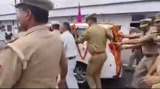 संभल एसपी KK बिश्नोई की इमोशनल विदाई, पुलिसकर्मियों ने फूलों से सजी गाड़ी को खुद धक्का देकर किया रवाना
संभल। जिले के तेजतर्रार एसपी कृष्ण कुमार बिश्नोई का ट्रांसफर बिजनौर हो गया है। विदाई के दौरान पूरा पुलिस महकमा भावुक हो गया।
वीडियो में साफ दिख रहा है कि संभल पुलिस ने अपने एसपी की गाड़ी को फूल-मालाओं से सजाया और खुद ही धक्का देकर बिजनौर के लिए रवाना किया। जवानों में एसपी के प्रति इतना लगाव देखकर हर कोई हैरान है। इससे पहले प्रेस कॉन्फ्रेंस में एसपी और डीएम के आंसू वाला वीडियो भी वायरल हुआ था।
KK बिश्नोई ने संभल में 24 नवंबर जैसी बड़ी घटना को संभाला था, इसी वजह से जवानों में उनके लिए खास सम्मान है।
#Sambhal #SPKKBishnoi #BijnorSP #EmotionalFarewell #UPPoliceTransfer #SambhalPolice #DDM_News
