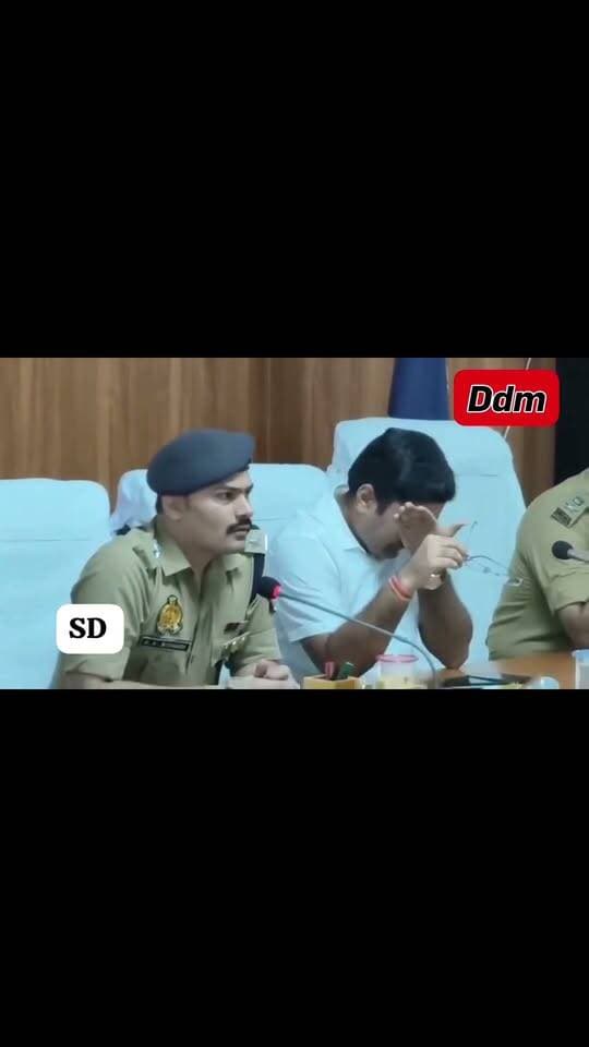पुलिस अधीक्षक की विदाई में छलके आंसू, भावुक SP को देख DM भी रो पड़े, वीडियो वायरल
संभल। जिले में प्रशासनिक अफसरों के बीच अटूट लगाव और मानवीय रिश्ते की अनोखी मिसाल देखने को मिली। एसपी के फेयरवेल कार्यक्रम के दौरान ऐसा भावुक पल आया कि पूरा हॉल नम हो गया।
बताया जा रहा है 24 नवंबर 2024 की घटना का जिक्र करते हुए SP ने जब अपने पुलिस परिवार और प्रशासन के सहयोग को याद किया तो उनकी आंखें भर आईं। SP को रोता और भावुक होता देख बगल में बैठे DM डॉ. राजेन्द्र पैंसिया / अंकित खंडेलवाल भी अपने आंसू नहीं रोक पाए और चश्मा उतारकर आंसू पोंछते नजर आए।
अफसरों के बीच इस गहरे जुड़ाव और इमोशनल बॉन्ड का वीडियो अब सोशल मीडिया पर तेजी से वायरल हो रहा है। लोग इस तालमेल की जमकर सराहना कर रहे हैं। संभल पुलिस और प्रशासन की यह यादगार विदाई लंबे समय तक याद रखी जाएगी।
#Sambhal #SPFarewell #EmotionalFarewell #DM_SP_Bond #ViralVideo #UPPolice #SambhalNews #DDM_News