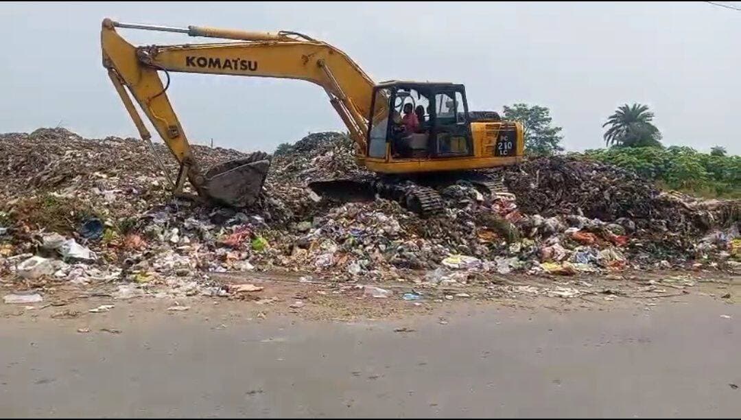 चास में कचरा डंपिंग से लोगों में आक्रोश, सड़क तक फैली गंदगी से हादसे का खतरा......see more