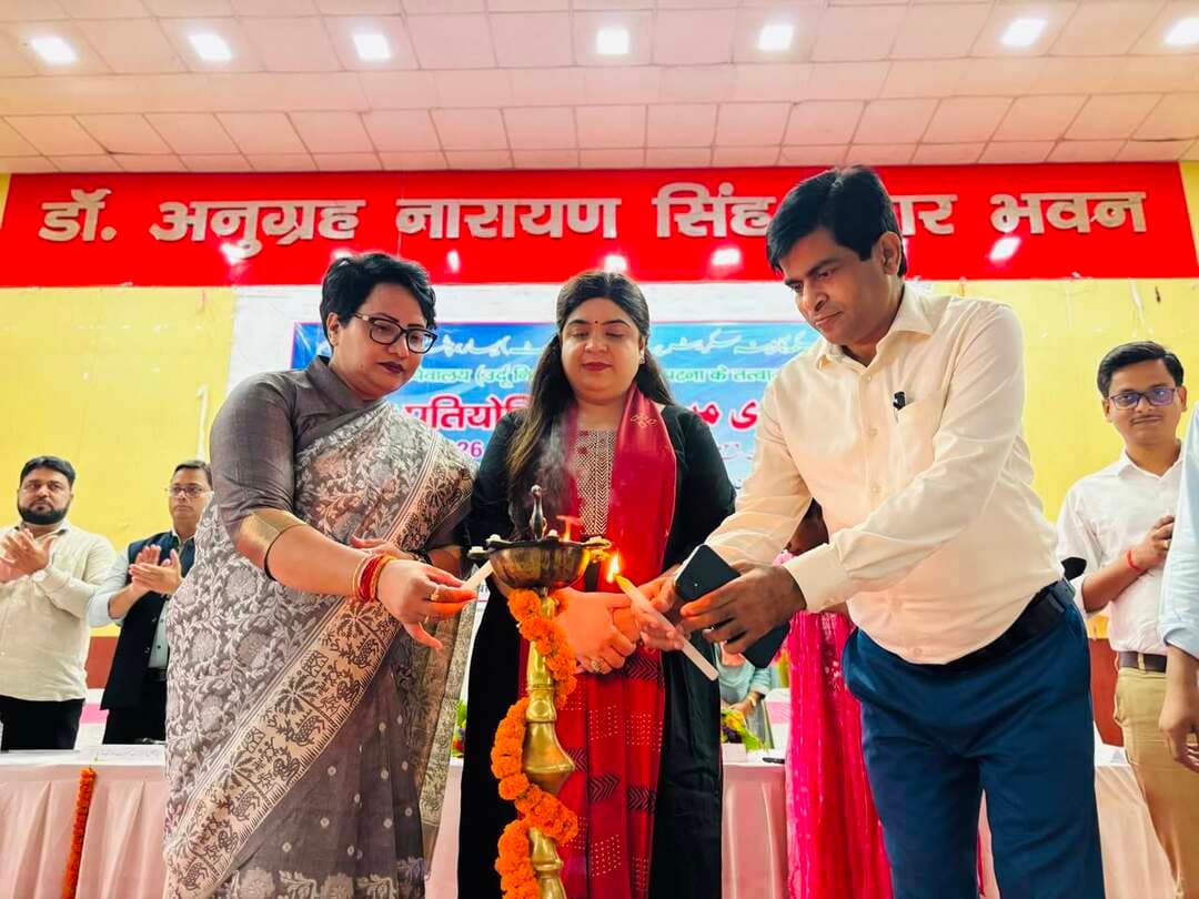 🌙📚 उर्दू भाषा, अदब और तहज़ीब को बढ़ावा देने की दिशा में महत्वपूर्ण पहल ✨
आज दिनांक 22 अगस्त 2026 को उर्दू निदेशालय, मंत्रिमंडल सचिवालय विभाग, बिहार सरकार की उर्दू भाषा विद्यार्थी प्रोत्साहन राज्य योजना के अंतर्गत जिला उर्दू भाषा कोषांग, समाहरणालय, औरंगाबाद द्वारा नगर भवन (टाउन हॉल), औरंगाबाद में वाद-विवाद (तक़रीरी) प्रतियोगिता का आयोजन किया गया। 🏛️
🎙️ कार्यक्रम का शुभारंभ जिला पदाधिकारी, औरंगाबाद श्रीमती अभिलाषा शर्मा (भा.प्र.से.) द्वारा दीप प्रज्वलित कर किया गया। इस अवसर पर उप विकास आयुक्त कुमारी अनुपम सिंह, अपर समाहर्ता विशेष श्री सैदुल हसन खाँ, अपर समाहर्ता श्री अनुग्रह नारायण सिंह, जिला पंचायत राज पदाधिकारी श्री इफ्तेखार अहमद सहित अन्य पदाधिकारी, गणमान्य अतिथि एवं छात्र-छात्राएँ उपस्थित रहे।
📖 कार्यक्रम में उर्दू भाषा की समृद्ध साहित्यिक विरासत, अदब, तहज़ीब एवं इसके प्रचार-प्रसार के महत्व पर प्रकाश डाला गया। विद्यार्थियों को उर्दू भाषा के अध्ययन के साथ-साथ उर्दू साहित्य एवं सांस्कृतिक विरासत से जुड़ने के लिए प्रेरित किया गया।
🌹 “फूल बन जाओ और खुशबू का सबक याद करो,
हुस्ने-गुफ्तार के जादू का सबक याद करो।
तुमको तहज़ीब सलीका से मोहब्बत है अगर,
फिर ज़रूरी है ये, उर्दू का सबक याद करो।” ✨
🗣️ जिला पदाधिकारी महोदया ने कहा कि उर्दू भाषा मुल्क की तहज़ीब, अदब और मोहब्बत की ज़ुबान है। उन्होंने उर्दू भाषा के अध्ययन को बढ़ावा देने तथा इसकी समृद्ध साहित्यिक एवं सांस्कृतिक विरासत को संरक्षित रखने का आह्वान किया। साथ ही पंचायत स्तर से जिला स्तर तक उर्दू में आवेदन करने तथा उर्दू दैनिक समाचार-पत्र एवं पत्रिकाओं के क्रय सहित विभिन्न माध्यमों से उर्दू भाषा को प्रोत्साहित करने की अपील की।
🏆 वाद-विवाद प्रतियोगिता में मैट्रिक, इंटर एवं स्नातक/समकक्ष वर्ग के विद्यार्थियों ने प्रतिभा का प्रदर्शन किया।
🥇 प्रथम स्थान प्राप्त करने वाले प्रतिभागी:
🔹 मैट्रिक वर्ग: मो. मिस्बाहुर रज़ा, पिता—मो. अजीजुल्लाह
🔹 इंटर वर्ग: मुबश्शिर सिद्दीकी, पिता—नूर अहमद सिद्दीकी
🔹 स्नातक वर्ग: मो. जुलकरनैन, पिता—मो. आफताब आलम
🎖️ प्रत्येक वर्ग में प्रथम, द्वितीय एवं तृतीय स्थान प्राप्त प्रतिभागियों को राशि एवं प्रशस्ति-पत्र प्रदान कर सम्मानित किया गया। प्रतियोगिता में शामिल सभी प्रतिभागियों को प्रमाण-पत्र देकर उनका उत्साहवर्धन किया गया।
🎤 प्रतियोगिता में औरंगाबाद के ख्यातिप्राप्त शायर जनाब अयाज़ आलम सिद्दीकी (निज़ामत), दानिश मामून सहित अन्य प्रतिभागियों ने भी अपनी प्रतिभा का प्रदर्शन किया। मूल्यांकनकर्ता के रूप में डॉ. मो. जहानगीर, डॉ. मो. हज़ीफा एवं श्री सैयद मो. इरफान आशिफ उपस्थित रहे।
🌟 उद्देश्य: विद्यार्थियों में उर्दू भाषा के प्रति रुचि एवं प्रोत्साहन बढ़ाना तथा उर्दू भाषा, साहित्य, अदब और तहज़ीब के संरक्षण एवं प्रचार-प्रसार को गति प्रदान करना।
#औरंगाबाद #उर्दूभाषा #उर्दूभाषाविद्यार्थीप्रोत्साहन #तक़रीरीप्रतियोगिता #भाषाऔरसाहित्य #उर्दूअदब #उर्दूतहज़ीब #विद्यार्थीप्रोत्साहन #Bihar #AurangabadBihar #DistrictAdministrationAurangabad
Information & Public Relations Department, Government of Bihar