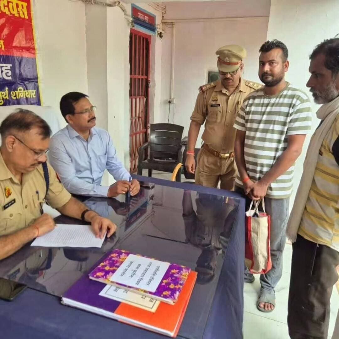 जनसमस्याओं के समाधान में दिखी तत्परता, डीएम-एसपी ने सुनीं फरियादियों की समस्याएं
17 शिकायतों में 11 का मौके पर निस्तारण, शेष के लिए पुलिस-राजस्व की संयुक्त टीमें भेजीं
उरई (जालौन)। थाना कुठौंद में शनिवार को आयोजित थाना समाधान दिवस में जिलाधिकारी राजेश कुमार पाण्डेय और पुलिस अधीक्षक विनय कुमार सिंह ने दूर-दराज से पहुंचे फरियादियों की समस्याएं गंभीरता से सुनीं। अधिकारियों ने संबंधित विभागों के अधिकारियों और कर्मचारियों को शिकायतों का गुणवत्तापूर्ण एवं समयबद्ध निस्तारण करने के निर्देश दिए।
थाना समाधान दिवस में कुल 17 शिकायतें प्राप्त हुईं, जिनमें से 11 शिकायतों का मौके पर ही निस्तारण कर दिया गया। शेष छह शिकायतों के प्रभावी समाधान के लिए पुलिस और राजस्व विभाग की संयुक्त टीमें गठित कर मौके पर भेजी गईं। डीएम ने निर्देश दिए कि टीमें मौके पर जाकर दोनों पक्षों की समस्याएं सुनें और नियमानुसार निष्पक्ष कार्रवाई सुनिश्चित करें।
जिलाधिकारी ने कहा कि जनसमस्याओं का त्वरित, निष्पक्ष और गुणवत्तापूर्ण समाधान प्रशासन की सर्वोच्च प्राथमिकताओं में शामिल है। किसी भी फरियादी की शिकायत अनावश्यक रूप से लंबित न रहे और प्रत्येक प्रकरण में नियमानुसार प्रभावी कार्रवाई की जाए।
पुलिस अधीक्षक विनय कुमार सिंह ने कहा कि थाना समाधान दिवस पुलिस और जनता के बीच विश्वास मजबूत करने का महत्वपूर्ण माध्यम है। पुलिस अधिकारी फरियादियों की शिकायतों को संवेदनशीलता और गंभीरता से सुनते हुए निष्पक्ष कार्रवाई सुनिश्चित करें। कानून-व्यवस्था एवं जनसुरक्षा से जुड़े मामलों में किसी भी स्तर पर लापरवाही बर्दाश्त नहीं की जाएगी।
उन्होंने पुलिस एवं राजस्व अधिकारियों को आपसी समन्वय के साथ मौके पर जाकर मामलों का निस्तारण करने के निर्देश दिए, ताकि फरियादियों को त्वरित राहत मिल सके।
इस अवसर पर उप जिलाधिकारी राकेश सोनी, क्षेत्राधिकारी, थानाध्यक्ष सहित संबंधित अधिकारी एवं कर्मचारी मौजूद रहे।