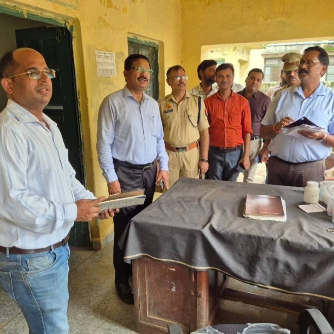 डीएम-एसपी ने कुठौंद में व्यवस्थाओं का लिया जायजा
पीएचसी में 249 मरीजों का पंजीकरण, दवाओं की उपलब्धता मिली; आईजीआरएस में कोई प्रकरण डिफॉल्टर नहीं
उरई (जालौन)। जिलाधिकारी राजेश कुमार पाण्डेय व पुलिस अधीक्षक विनय कुमार सिंह ने शनिवार को विकास खंड कुठौंद क्षेत्र में प्राथमिक स्वास्थ्य केंद्र, राजकीय पशु चिकित्सालय एवं कृत्रिम गर्भाधान केंद्र तथा विकास खंड कार्यालय का निरीक्षण कर व्यवस्थाओं का जायजा लिया। अधिकारियों ने संबंधित कर्मचारियों को आमजन को बेहतर और समयबद्ध सेवाएं उपलब्ध कराने के निर्देश दिए।
प्राथमिक स्वास्थ्य केंद्र के निरीक्षण में पंजीकरण काउंटर पर 249 मरीजों का पंजीकरण पाया गया। दवा वितरण व्यवस्था संतोषजनक रही और स्नेक बाइट व रेबीज की आवश्यक औषधियां पर्याप्त मात्रा में उपलब्ध मिलीं। जिलाधिकारी ने जीवनरक्षक दवाओं को निर्धारित तापमान पर सुरक्षित रखने तथा उनकी उपलब्धता व वैधता की नियमित निगरानी के निर्देश दिए। प्रयोगशाला में सैंपल और अभिलेख व्यवस्थित मिले। उन्होंने जांच रिपोर्ट समय से उपलब्ध कराने तथा प्रसव कक्ष को आवश्यक उपकरणों और दवाओं से हमेशा तैयार रखने के निर्देश दिए।
राजकीय पशु चिकित्सालय में निरीक्षण के दिन छह पशुओं का उपचार किया गया। औषधि स्टॉक का मिलान संतोषजनक मिला। जिलाधिकारी ने पशुपालकों के नाम-पते के साथ मोबाइल नंबर दर्ज करने, कृत्रिम गर्भाधान व सेक्स-सॉर्टेड सीमन के उपयोग को बढ़ावा देने तथा आंकड़े अद्यतन रखने के निर्देश दिए। वर्षा ऋतु को देखते हुए पशुओं में मौसमी व संक्रामक बीमारियों की रोकथाम के लिए विशेष टीकाकरण और निगरानी बढ़ाने को भी कहा।
विकास खंड कार्यालय के आईजीआरएस पटल की समीक्षा में कोई भी प्रकरण डिफॉल्टर नहीं मिला। कंप्यूटर ऑपरेटर का करीब छह माह से मानदेय लंबित होने की जानकारी पर जिलाधिकारी ने नियमानुसार शीघ्र भुगतान कराने के निर्देश दिए। स्थापना पटल पर कर्मचारियों की जीपीएफ पासबुक और अभिलेख अद्यतन व सुव्यवस्थित मिले। बेहतर रख-रखाव पर कर्मचारियों की सराहना करते हुए बीडीओ को प्रशंसा पत्र देने की कार्यवाही के निर्देश दिए।
जिलाधिकारी ने कहा कि सरकारी संस्थानों में आने वाले प्रत्येक व्यक्ति को बेहतर सेवाएं देना प्रशासन की प्राथमिकता है। पुलिस अधीक्षक ने भी अधिकारियों-कर्मचारियों को जनसमस्याओं के प्रति संवेदनशीलता और तत्परता से कार्य करने के निर्देश दिए।