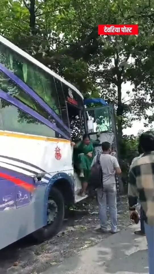 कुशीनगर NH-28 पर यात्रियों से भरी बस पेड़ से टकराई, मची अफरा-तफरी
कुशीनगर। NH-28 हाईवे पर यात्रियों से भरी एक बस अनियंत्रित होकर सड़क किनारे पेड़ से जा टकराई। हादसे के बाद बस में सवार यात्रियों में अफरा-तफरी मच गई।
घटना की सूचना मिलते ही स्थानीय लोग मौके पर पहुंचे और राहत-बचाव में जुट गए।
#कुशीनगर #Kushinagar #NH28 #RoadAccident #BusAccident #DeoriaPost