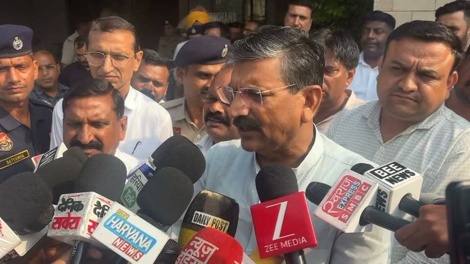 कैबिनेट मंत्री कृष्ण बेदी के साथ नहीं बनी सफाई कर्मचारियों की सहमती
Krishan Bedi The KurukshetraNayab SainiKurukshetra News कुरुक्षेत्रश्री स्थानेश्वर महादेव मंदिर कुरुक्षेत्रKurukshetra University Kurukshetra