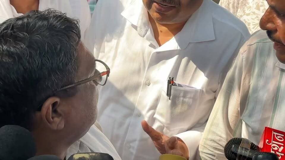 सफ़ाई कर्मचारियों और कैबिनेट मंत्री कृष्ण बेदी में नहीं बनी सहमति
बाहर निकले सफ़ाई कर्मचारी, मंत्री ने वापिस बुलाया