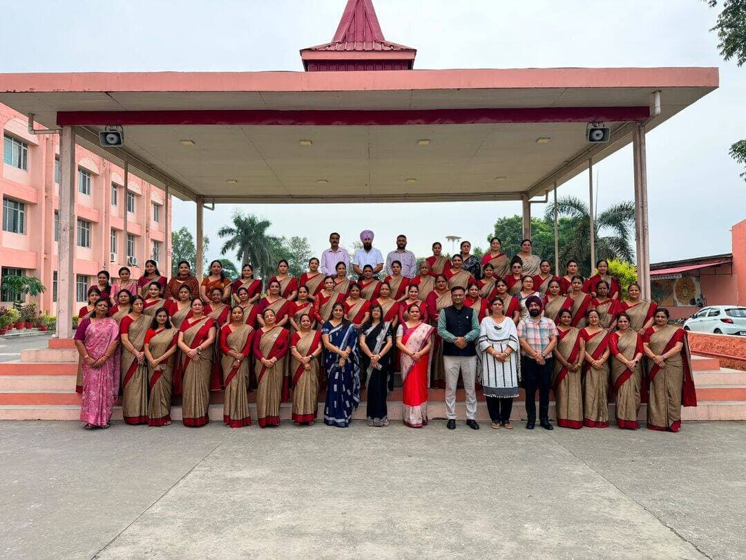 सीखने से सिखाने तक: द स्कॉलर्स होम स्कूल में अधिगम परिणाम एवं शिक्षण-पद्धतियों पर कार्यशाला आयोजित
आज 22 अगस्त 2026 को द स्कॉलर्स होम स्कूल में शिक्षकों के व्यावसायिक विकास तथा शिक्षण-अधिगम प्रक्रिया को अधिक प्रभावी एवं परिणामोन्मुख बनाने के उद्देश्य से “अधिगम परिणाम एवं शिक्षण-पद्धतियाँ” विषय पर एक ज्ञानवर्धक एवं क्षमता-वर्धन कार्यशाला का आयोजन किया गया।
कार्यशाला में सुश्री पूजा बत्रा एवं डॉ. मोनिका ने विशेषज्ञ वक्ता के रूप में शिक्षकों का मार्गदर्शन किया।
कार्यशाला का शुभारंभ विद्यालय की निदेशक गुरमीत कौर नारंग एवं प्रधानाचार्य अभिषेक शर्मा की गरिमामयी उपस्थिति में दीप प्रज्ज्वलन के साथ हुआ।
कार्यशाला में विद्यालय के 60 शिक्षकों ने उत्साहपूर्वक भाग लिया। विभिन्न गतिविधियों, समूह-चर्चाओं एवं विचार-विमर्श के माध्यम से शिक्षकों ने सक्रिय सहभागिता करते हुए अपने अनुभव साझा किए।
विशेषज्ञ वक्ताओं ने अधिगम परिणामों को प्रभावी शिक्षण से जोड़ने, विद्यार्थी-केंद्रित शिक्षण, नवीन शिक्षण-पद्धतियों, प्रभावी मूल्यांकन तथा कक्षा-कक्ष की विभिन्न रणनीतियों पर व्यावहारिक मार्गदर्शन प्रदान किया।
शिक्षकों को यह समझाया गया कि स्पष्ट अधिगम परिणामों और उपयुक्त शिक्षण-पद्धतियों के प्रभावी समन्वय से कक्षा-कक्ष को अधिक रोचक, सहभागी, समावेशी एवं परिणामोन्मुख बनाया जा सकता है।
विशेषज्ञ वक्ताओं द्वारा साझा किए गए अनुभवों, उदाहरणों एवं व्यावहारिक रणनीतियों ने शिक्षकों को अपने शिक्षण-अभ्यास में नवाचार एवं रचनात्मकता को शामिल करने के लिए प्रेरित किया।
कार्यशाला ने शिक्षकों को इस बात पर चिंतन करने का अवसर भी प्रदान किया कि प्रत्येक शिक्षण-अधिगम गतिविधि किस प्रकार विद्यार्थियों के अपेक्षित अधिगम परिणामों की प्राप्ति में योगदान दे सकती है।
कार्यशाला का समापन सकारात्मक एवं प्रेरणादायक वातावरण में हुआ। शिक्षकों ने इस समृद्ध एवं उपयोगी अधिगम अनुभव के लिए आभार व्यक्त किया तथा विद्यार्थियों के बेहतर अधिगम परिणाम सुनिश्चित करने के लिए प्रभावी, विद्यार्थी-केंद्रित एवं नवाचारी शिक्षण-पद्धतियों को अपनाने की प्रतिबद्धता दोहराई।