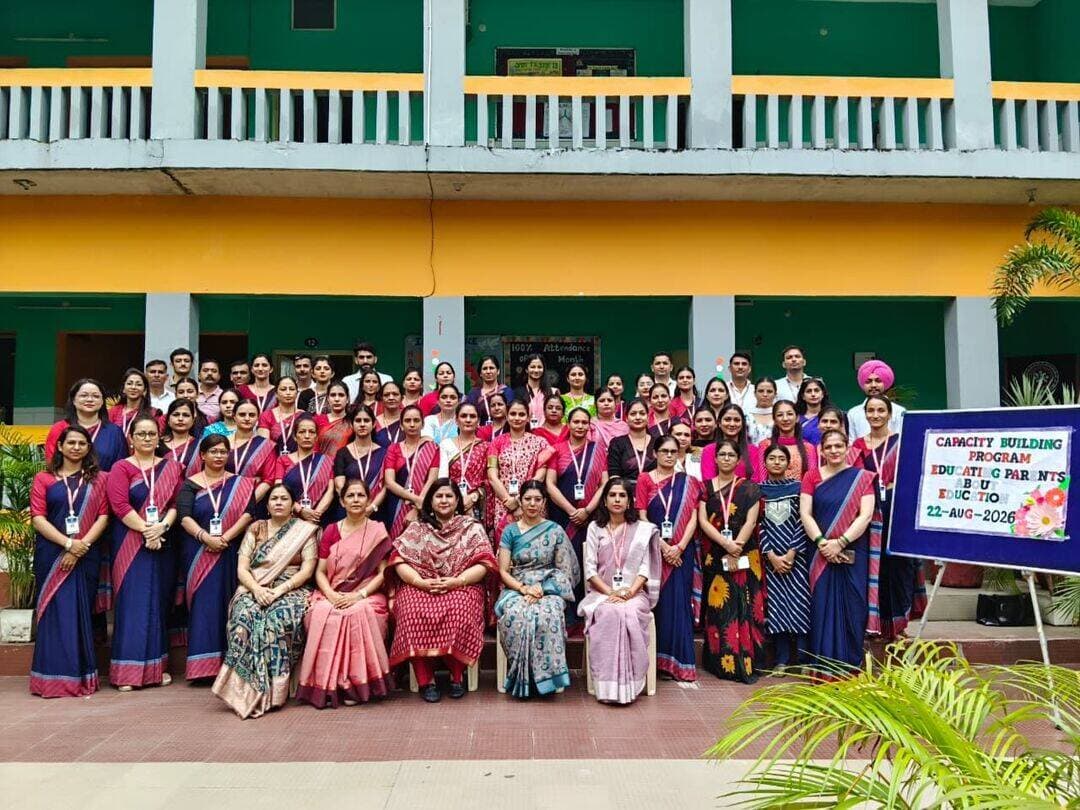 *द रोज़ ऑर्किड वर्ल्ड स्कूल में 'एजुकेटिंग पेरेंट्स अबाउट एजुकेशन' विषय पर CBP कार्यशाला का आयोजन
द रोज़ ऑर्किड वर्ल्ड स्कूल पांवटा साहिब में आज सीबीएसई द्वारा प्रायोजित एक दिवसीय क्षमता संवर्धन कार्यक्रम (CBP) का सफल आयोजन किया गया। कार्यशाला का विषय *'एजुकेटिंग पेरेंट्स अबाउट एजुकेशन'* रहा। कार्यक्रम का मुख्य उद्देश्य शिक्षकों को अभिभावकों के साथ प्रभावी संवाद स्थापित करने, नई शिक्षा नीति 2020 में अभिभावकों की भूमिका को समझाने और घर-विद्यालय के बीच मजबूत व सकारात्मक साझेदारी विकसित करने के व्यावहारिक तरीकों पर प्रशिक्षित करना था।
इस महत्वपूर्ण कार्यशाला में विभिन्न विद्यालयों के शिक्षकों ने उत्साहपूर्वक भाग लिया, जिनमें *होली हार्ट स्कूल, नाहन और डिवाइन विजडम स्कूल, माजरा* के शिक्षक भी शामिल रहे। सभी प्रतिभागियों ने सक्रिय सहभागिता दिखाई और अपने अनुभव साझा किए।
कार्यशाला में रिसोर्स पर्सन के रूप में रंजना भारद्वाज और आराधना ठाकुर* ने शिक्षकों का मार्गदर्शन किया। सभी सत्र अत्यंत इंटरैक्टिव और गतिविधि-आधारित रहे। केस स्टडी, रोल-प्ले, समूह चर्चा और वास्तविक जीवन के उदाहरणों के माध्यम से बताया गया कि कैसे अभिभावकों को केवल अंक-आधारित सोच से हटाकर कौशल-आधारित और खुशहाल शिक्षा के लिए जागरूक किया जाए।
विद्यालय के निदेशक ललित शर्मा* ने कहा, “जब तक अभिभावक और शिक्षक एक ही दिशा में नहीं चलेंगे, तब तक बच्चे का समग्र विकास संभव नहीं है। यह कार्यशाला इसी सेतु को मजबूत करने का कार्य करेगी।”
डायरेक्टर एकेडमिक्स अंजू अरोड़ा* ने कहा, “एनईपी 2020 में अभिभावक शिक्षा के सबसे बड़े सहयोगी हैं। हमें उन्हें समझाना होगा कि शिक्षा केवल किताबों तक सीमित नहीं है।”
प्रधानाचार्या ममता सैनी* ने सभी प्रतिभागियों और रिसोर्स पर्सन्स का धन्यवाद करते हुए कहा कि कार्यशाला से मिले विचारों को अभिभावक-शिक्षक बैठकों में अवश्य लागू किया जाएगा।
उप-प्रधानाचार्या प्रिया सरीन* ने कहा, “बच्चा उसी माहौल में सबसे अच्छा सीखता है जहाँ घर और स्कूल दोनों में सकारात्मकता हो। आज की कार्यशाला ने हमें यही दृष्टिकोण दिया है।”
अंत में सभी शिक्षकों ने कार्यशाला को अत्यंत ज्ञानवर्धक, उपयोगी और प्रेरणादायक बताया।