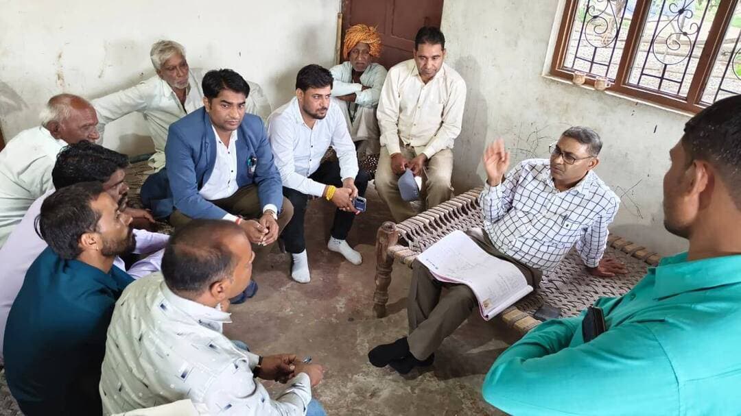 विमुक्त, घुमंतू एवं अर्धघुमन्तु कल्याण विभाग के कमिश्नर ने ग्राम लालाखेड़ी में किया निरीक्षण
मुख्यमंत्री जन विश्वास अभियान के अंतर्गत विमुक्त, घुमंतू एवं अर्धघुमन्तु कल्याण विभाग के कमिश्नर श्री बुद्धेश वैध ने ग्राम लालाखेड़ी में विमुक्त, घुमंतू एवं अर्धघुमन्तु समुदाय के लोगों से संवाद कर शासन की विभिन्न योजनाओं के क्रियान्वयन एवं लाभ की स्थिति का निरीक्षण किया। उन्होंने समुदाय लोगों से उनकी समस्याओं, आवश्यकताओं एवं शासन की योजनाओं से मिल रहे लाभ के संबंध में विस्तार से चर्चा की और संबंधितों को उनकी समस्याओं के निराकरण के निर्देश दिए। इस दौरान श्री जितेंद्र परमार, श्री राहुल मेवाड़ा, श्री राजकुमार धनगर, श्री हरि सिंह धनगर, श्री भारत पाल उपस्थित थे।
#JansamparkMP #CMMadhyaPradesh #MadhyaPradesh #sehore