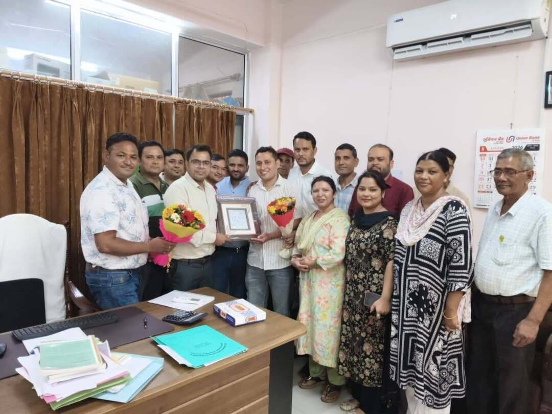 राजकीय मेडिकल कॉलेज श्रीनगर में उपनल के माध्यम से कार्यरत कर्मचारियों का समान कार्य...see more