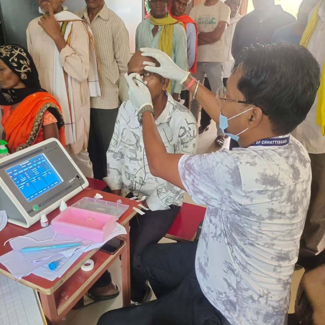 लाइफलाइन एक्सप्रेस में जिले का स्वास्थ्य अमला निभा रहा अहम भूमिका
कलेक्टर श्रीमती रेना जमील के मार्गदर्शन में विश्रामपुर में संचालित लाइफलाइन एक्सप्रेस का लाभ दूर-दराज के जरूरतमंद मरीज उठा रहे है। विशेषज्ञ चिकित्सकों के साथ जिले का चिकित्सा एवं स्वास्थ्य अमला भी सक्रियता से जुटा है। मरीजों के पंजीयन, जांच, मार्गदर्शन एवं उपचार प्रक्रिया में स्वास्थ्य टीम तत्परता से सहयोग कर रही है। समन्वित प्रयासों से जरूरतमंद नागरिकों को निःशुल्क विशेषज्ञ स्वास्थ्य सुविधाएं उपलब्ध हो रही हैं। जिला प्रशासन का प्रयास है कि अधिक से अधिक नागरिक इस पहल से लाभान्वित हों।
#Surajpur #LifelineExpress #HealthServices #HealthForAll #DistrictAdministration
@chhattisgarhcmo @dpr.chhattisgarh @healthcggov @rena_jamil_ias