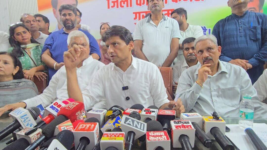 गुरुग्राम में कांग्रेस कार्यकर्ताओं की गिरफ्तारी लोकतंत्र के इतिहास का काला दिवस - दीपेंद्र हुड्डा
शांतिपूर्ण प्रदर्शन के अधिकार पर कुठाराघात, सरकार को सड़क से सदन तक संघर्ष की चेतावनी
गुरुग्राम, , गौरव गर्ग, 22 अगस्त। गुरुग्राम में मुख्यमंत्री के काफिले को काले झंडे दिखाने के मामले में कांग्रेस पदाधिकारियों एवं कार्यकर्ताओं के खिलाफ गैर-जमानती धाराओं में आपराधिक मुकदमे दर्ज कर उनकी गिरफ्तारी किए जाने पर कांग्रेस सांसद दीपेंद्र सिंह हुड्डा ने भाजपा सरकार और गुरुग्राम प्रशासन पर तीखा हमला बोला।
गुरुग्राम में आयोजित प्रेस कॉन्फ्रेंस में दीपेंद्र हुड्डा ने कहा कि शांतिपूर्ण तरीके से विरोध प्रदर्शन करना लोकतंत्र में नागरिकों का संवैधानिक अधिकार है। इस अधिकार का इस्तेमाल करने वाले कांग्रेस कार्यकर्ताओं पर गंभीर और गैर-जमानती धाराएं लगाकर उन्हें गिरफ्तार करना लोकतंत्र के इतिहास का काला दिवस है।
उन्होंने कहा कि सरकार अपनी नाकामियों और जनविरोधी नीतियों के खिलाफ उठ रही आवाज को पुलिस और प्रशासन के बल पर दबाने का प्रयास कर रही है। लोकतंत्र में जनता और विपक्ष की आवाज सुनना सरकार की जिम्मेदारी है, न कि विरोध करने वालों को जेल में डालना।
दीपेंद्र हुड्डा ने कहा कि भारतीय राष्ट्रीय कांग्रेस सरकार की इस बर्बर कार्रवाई को कदापि सहन नहीं करेगी। कांग्रेस कार्यकर्ताओं के खिलाफ दर्ज मुकदमों और गिरफ्तारियों को लेकर पार्टी हर लोकतांत्रिक मंच पर आवाज उठाएगी।
उन्होंने सरकार को चेतावनी देते हुए कहा कि कांग्रेस इस मुद्दे को सड़क से लेकर सदन तक मजबूती से उठाएगी। यदि शांतिपूर्ण प्रदर्शन करने वाले कांग्रेस पदाधिकारियों एवं कार्यकर्ताओं को तत्काल रिहा नहीं किया गया और उनके खिलाफ दर्ज मुकदमों को वापस नहीं लिया गया, तो कांग्रेस आंदोलन को और तेज करेगी।
उन्होंने कहा कि “जब तक कांग्रेस के पदाधिकारियों और कार्यकर्ताओं को न्याय नहीं मिलता, प्रदेश कांग्रेस चैन से नहीं बैठेगी।”
दीपेंद्र हुड्डा ने गुरुग्राम प्रशासन को भी निष्पक्ष एवं कानूनसम्मत कार्रवाई करने की नसीहत देते हुए कहा कि सत्ता के दबाव में विपक्ष की आवाज दबाने की कोशिश लोकतांत्रिक व्यवस्था के लिए गंभीर खतरा है।
उन्होंने कहा कि कांग्रेस की लड़ाई किसी व्यक्ति विशेष के खिलाफ नहीं, बल्कि लोकतंत्र, संविधान और शांतिपूर्ण विरोध के अधिकार की रक्षा के लिए है। कांग्रेस कार्यकर्ताओं के साथ किसी भी प्रकार का अन्याय हुआ तो पार्टी पूरी ताकत के साथ उनके साथ खड़ी रहेगी।
विधायक इंदुराज नरवाल, विधायक रघुवीर सिंह तेवतिया, पूर्व मंत्री सुखबीर कटारिया, सीमा पाहुजा, प्रदेश प्रवक्ता सुखबीर तंवर, कार्यकारी प्रदेश अध्यक्ष अनिल धानक, इंटक अध्यक्ष अमित यादव, सुबे सिंह एडवोकेट, शैलजा भाटिया, सीमा हुड्डा, मुकेश शर्मा, सतबीर पहलवान, राजकुमार मुकेश पवन चौधरी, अरुण शर्मा, सुशील सहरावत, सतीश बंधु, अविनाश बीसला सहित सकड़ों कांग्रेस पदाधिकारी एवं कार्यकर्ता उपस्थित थे।