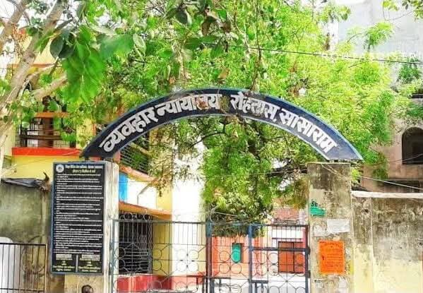 रोहतास जिले के बड़हरी थाना क्षेत्र में करीब तीन वर्ष पुराने 16 वर्षीय किशोरी से सामूहिक दुष्कर्म मामले में सासाराम कोर्ट ने दो अभियुक्तों को दोषी करार दिया है। जिला जज-6 सह विशेष न्यायाधीश पॉक्सो सुरेंद्र कुमार मिश्रा की अदालत ने मनोज पासवान और चंदन पासवान को पॉक्सो एक्ट की धारा 6 के तहत दोषी माना। वहीं, पर्याप्त साक्ष्य के अभाव में तीसरे आरोपी गुड्डू पासवान को रिहा करने का आदेश दिया गया। मामले में अभियोजन की ओर से सात गवाहों की गवाही कराई गई थी। दोनों दोषियों की सजा के बिंदु पर 27 अगस्त को सुनवाई होगी।
<nis:link nis:type=tag nis:id=rohtasnews nis:value=rohtasnews nis:enabled=true nis:link/>