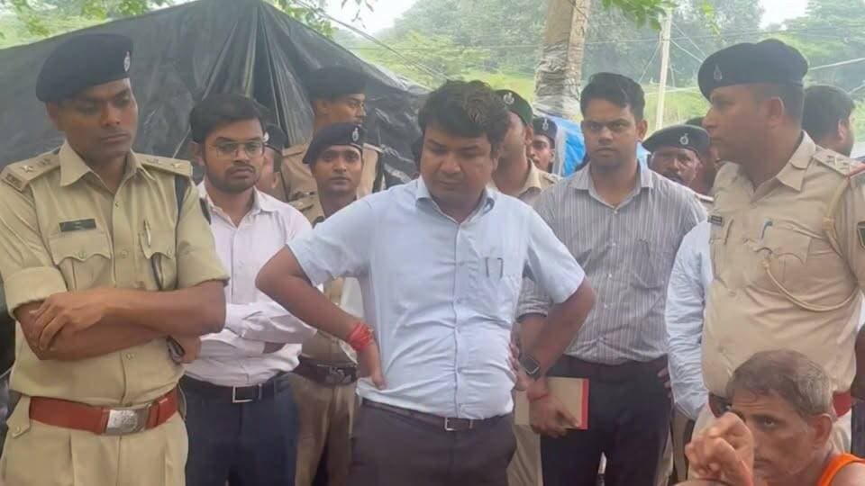 रोहतास में सावन की अंतिम सोमवारी पर पनयारी घाट का डीएम, एसपी व डीएफओ ने लिया जायजा, गुप्ताधाम मार्ग रहेगा वन-वे। श्रद्धालु एक रास्ते से गुप्ताधाम की ओर चढ़ाई करेंगे, जबकि दूसरे मार्ग से नीचे लौटेंगे।
#rohtasnews #rohtasdistrict