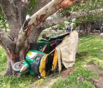 रोहतास जिले में तिलौथू थाना क्षेत्र के टेढ़का मोड़ के समीप शनिवार को बोलेरो और ऑटो की जोरदार टक्कर में ऑटो सवार सीआरपीएफ जवान कंचन ठाकुर की मौत हो गई। हादसे में उनकी पत्नी, मां और दो बच्चे गंभीर रूप से घायल हो गए, जिनका इलाज सासाराम सदर अस्पताल में चल रहा है। हादसे के बाद बोलेरो चालक वाहन लेकर फरार हो गया, जबकि टक्कर से अनियंत्रित ऑटो सड़क किनारे पेड़ से जा टकराया। मृतक काराकाट थाना क्षेत्र के डिहरा गांव के निवासी थे। पुलिस ने शव के पोस्टमार्टम की कार्रवाई शुरू कर अज्ञात बोलेरो चालक की तलाश तेज कर दी है।
<nis:link nis:type=tag nis:id=rohtasnews nis:value=rohtasnews nis:enabled=true nis:link/> <nis:link nis:type=tag nis:id=rohtasdistrict nis:value=rohtasdistrict nis:enabled=true nis:link/>