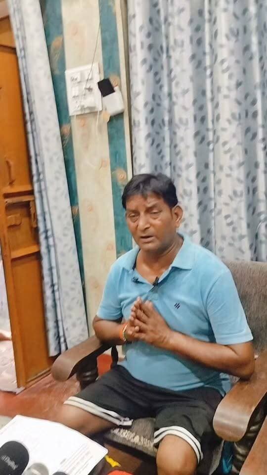 ### ब्रेकिंग | प्रयागराज
नैनी के निजी अस्पताल पर इलाज में लापरवाही का आरोप
प्रयागराज के नैनी स्थित एक निजी अस्पताल पर इलाज में कथित लापरवाही का गंभीर आरोप लगा है। गौहनिया चौराहा निवासी संजय जायसवाल का आरोप है कि बेटे समीर जायसवाल के ऑपरेशन के बाद कैंसर के संकेत वाली जांच रिपोर्ट परिवार को नहीं दी गई, जिससे इलाज में देरी हुई। पीड़ित परिवार ने पुलिस और स्वास्थ्य विभाग से निष्पक्ष जांच व कार्रवाई की मांग की है। फिलहाल अस्पताल और संबंधित डॉक्टर का पक्ष सामने नहीं आया है।