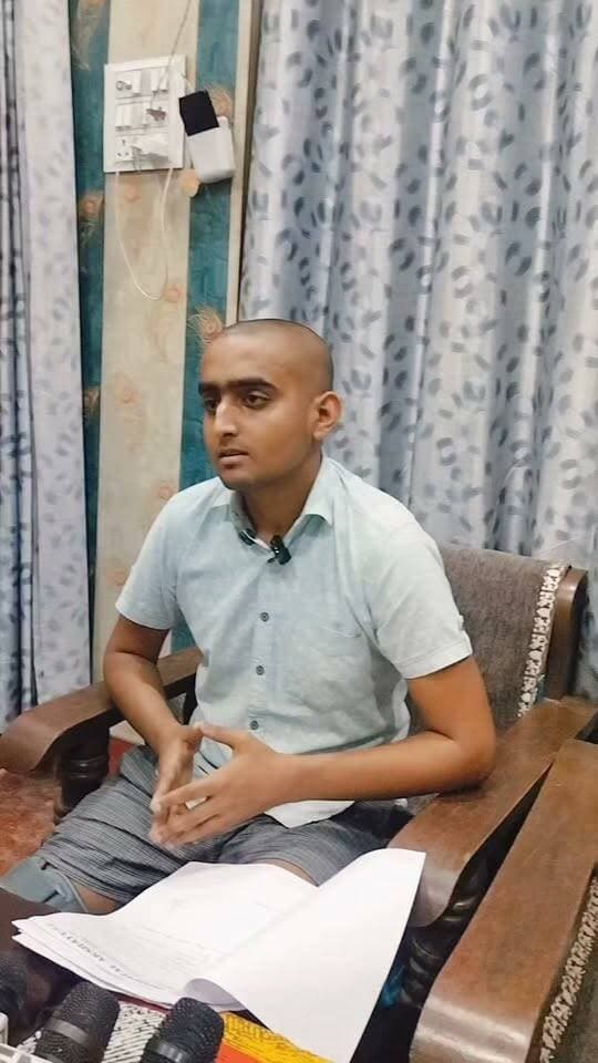 ### ऑपरेशन के बाद कैंसर रिपोर्ट छिपाने का आरोप, नैनी के निजी अस्पताल पर उठे गंभीर सवाल
प्रयागराज। यमुनानगर क्षेत्र में स्थित नैनी के एक निजी अस्पताल पर इलाज में कथित लापरवाही का ऐसा मामला सामने आया है जिसने स्वास्थ्य व्यवस्था पर गंभीर सवाल खड़े कर दिए हैं। गौहनिया चौराहा निवासी संजय जायसवाल ने आरोप लगाया है कि उनके बेटे समीर जायसवाल का अक्षयवट एवं ट्रामा सेंटर में गलत तरीके से ऑपरेशन किया गया और बाद में आई जांच रिपोर्ट में कैंसर के संकेत मिलने के बावजूद परिवार को वह रिपोर्ट नहीं दी गई।
पीड़ित पिता के अनुसार समीर के दाहिने पैर के घुटने के नीचे दर्द था। इलाज के लिए अस्पताल पहुंचने पर डॉक्टर आर. पी. पांडे ने ऑपरेशन किया, लेकिन ऑपरेशन के बाद भी दर्द कम नहीं हुआ। परिवार का दावा है कि बाद की जांच में कैंसर के लक्षण सामने आए, फिर भी अस्पताल ने संबंधित रिपोर्ट उपलब्ध नहीं कराई, जिससे समय पर सही इलाज शुरू नहीं हो सका।
संजय जायसवाल का कहना है कि उन्होंने पुलिस और संबंधित अधिकारियों को तहरीर देकर कार्रवाई की मांग की, लेकिन अब तक कोई ठोस कदम नहीं उठाया गया। न्याय की उम्मीद में शुक्रवार को परिवार मीडिया के सामने आया और योगी सरकार तथा स्वास्थ्य विभाग से निष्पक्ष जांच की मांग की।
### पीड़ित परिवार की प्रमुख मांगें
* मामले की उच्च स्तरीय चिकित्सकीय जांच कराई जाए।
* ऑपरेशन और उपचार से जुड़ी सभी रिपोर्ट परिवार को सौंपी जाएं।
* यदि लापरवाही सिद्ध होती है तो अस्पताल और संबंधित डॉक्टर पर सख्त कार्रवाई की जाए।
### अस्पताल का पक्ष
इस मामले में अस्पताल और डॉ. आर. पी. पांडे का पक्ष अभी सामने नहीं आया है। उनका पक्ष मिलने पर उसे भी प्रमुखता से प्रकाशित किया जाएगा।