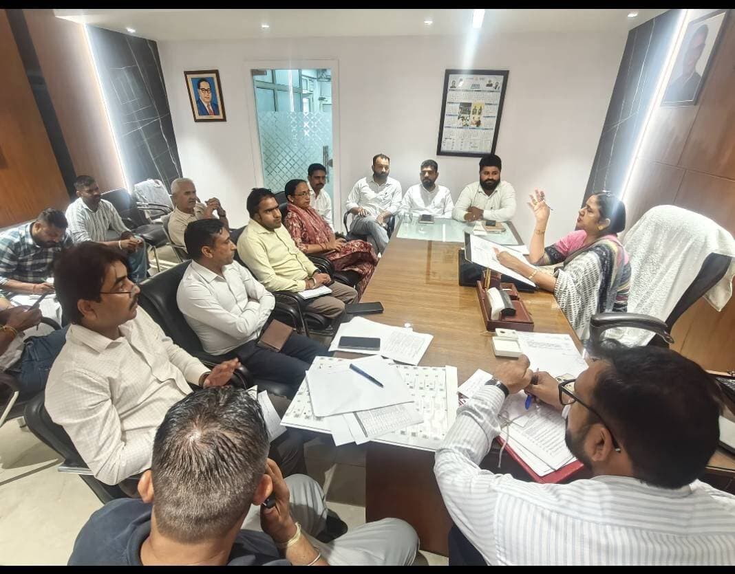 शहर के तालाबों का होगा संरक्षण, सौंदर्यीकरण और बेहतर रखरखाव - मेयर सुमन बहमनी
मेयर ने अभियंता शाखा के अधिकारियों की बैठक लेकर सभी तालाबों के नवीनीकरण के लिए एस्टीमेट तैयार करने के दिए निर्देश
यमुनानगर। शहर के तालाबों को संरक्षित करने, उनका सौंदर्यीकरण करने और बेहतर रखरखाव सुनिश्चित करने को लेकर मेयर सुमन बहमनी ने अभियंता शाखा के अधिकारियों की बैठक ली। बैठक में उन्होंने नगर निगम क्षेत्र के सभी तालाबों की सूची तैयार कर उनके सौंदर्यीकरण व रखरखाव के लिए प्रोजेक्ट तैयार करने के निर्देश दिए है। उन्होंने कहा कि सभी तालाबों का एस्टीमेट तैयार कर उनका सौंदर्यीकरण व नवीनीकरण करें।
मेयर सुमन बहमनी ने कहा कि तालाब हमारी प्राकृतिक धरोहर हैं और इनके संरक्षण के साथ-साथ इन्हें शहर के पर्यावरण एवं जनहित से जोड़कर विकसित किया जाना जरूरी है। उन्होंने अधिकारियों को निर्देश दिए कि तालाबों को लेकर नगर निगम स्तर पर आवश्यक कार्रवाई और योजना तैयार करें। शहर में मौजूद तालाबों की स्थिति का आकलन कर उनकी वास्तविक स्थिति के अनुसार संरक्षण एवं विकास कार्य किए जाए। तालाबों की साफ-सफाई, पानी की गुणवत्ता, आसपास के क्षेत्र की स्वच्छता तथा अवैध कब्जों से सुरक्षा जैसे पहलुओं पर विशेष ध्यान दिया जाए।
उन्होंने कहा कि तालाबों के संरक्षण से जहां जल संरक्षण को बढ़ावा मिलेगा, वहीं शहर के पर्यावरण को भी लाभ पहुंचेगा। तालाबों के आसपास हरियाली विकसित करने, स्वच्छ वातावरण उपलब्ध कराने और जरूरत के अनुसार सौंदर्यीकरण की दिशा में भी काम किया जा सकता है। इससे इन स्थानों को शहरवासियों के लिए उपयोगी और आकर्षक बनाया जा सकेगा।
मेयर ने कहा कि नगर निगम की प्राथमिकता शहर के प्राकृतिक जल स्रोतों को सुरक्षित रखना है। तालाबों में गंदगी या कचरा न डाला जाए और इनके आसपास किसी प्रकार का अतिक्रमण न होने दिया जाए, इसके लिए लोगों को भी जागरूक किया जाएगा। उन्होंने शहरवासियों से अपील की कि तालाबों को स्वच्छ रखने में निगम का सहयोग करें और इन्हें कूड़ा डालने का स्थान न बनाएं।
फोटो - अधिकारियों की बैठक लेती मेयर सुमन बहमनी।