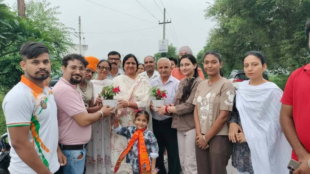 पौधारोपण से ही सुरक्षित होगा आने वाली पीढ़ियों का भविष्य : मेयर सुमन बहमनी
आनंद लोक सिटी पार्क में हैंड्स टू केयर एनजीओ ने लगाए 51पौधे, मेयर रही मुख्य अतिथि
यमुनानगर। पर्यावरण संरक्षण और शहर को हरा-भरा बनाने के उद्देश्य से वार्ड नंबर 19 स्थित आनंद लोक सिटी पार्क में हैंड्स टू केयर एनजीओ द्वारा पौधारोपण कार्यक्रम आयोजित किया गया। कार्यक्रम में नगर निगम मेयर सुमन बहमनी मुख्य अतिथि के रूप में पहुंचीं। उन्होंने पौधारोपण कर लोगों से अधिक से अधिक पौधे लगाने की अपील की।
मेयर सुमन बहमनी ने वार्ड पार्षद हरजीत आनंद, उमेश अरोड़ा (इंग्लिश गुरु), उनके संस्थान के छात्र-छात्राओं व अन्य सहयोगियों के साथ मिलकर पार्क परिसर में 51 पौधे लगाए। विद्यार्थियों ने उत्साहपूर्वक पौधारोपण में भाग लिया और पौधों की नियमित देखभाल करने का संकल्प लिया।
मेयर ने कहा कि पर्यावरण संरक्षण आज के समय की सबसे बड़ी आवश्यकता है। बढ़ता प्रदूषण और घटती हरियाली चिंता का विषय है। पौधारोपण को केवल कार्यक्रम तक सीमित न रखकर जन-अभियान बनाना होगा। उन्होंने कहा कि आज लगाया गया एक पौधा आने वाली पीढ़ियों के लिए स्वच्छ हवा और स्वस्थ वातावरण की नींव तैयार करता है।
उन्होंने कहा कि पौधा लगाने के साथ उसकी देखभाल करना भी जरूरी है। यदि प्रत्येक नागरिक एक पौधे की जिम्मेदारी ले, तो यमुनानगर-जगाधरी को और अधिक हरा-भरा बनाया जा सकता है। उन्होंने युवाओं की भागीदारी की सराहना करते हुए जल संरक्षण, स्वच्छता और प्लास्टिक के कम इस्तेमाल के प्रति भी जागरूक होने का आह्वान किया।
मेयर ने हैंड्स टू केयर एनजीओ की पहल की सराहना करते हुए कहा कि सामाजिक संस्थाओं, जनप्रतिनिधियों और आम नागरिकों के संयुक्त प्रयास से ही पर्यावरण संरक्षण का अभियान सफल होगा। उन्होंने कहा, “एक पौधा केवल आज की हरियाली नहीं, बल्कि आने वाली पीढ़ियों के बेहतर भविष्य की गारंटी है।
फोटो - पौधा रोपण करती मेयर सुमन बहमनी व अन्य