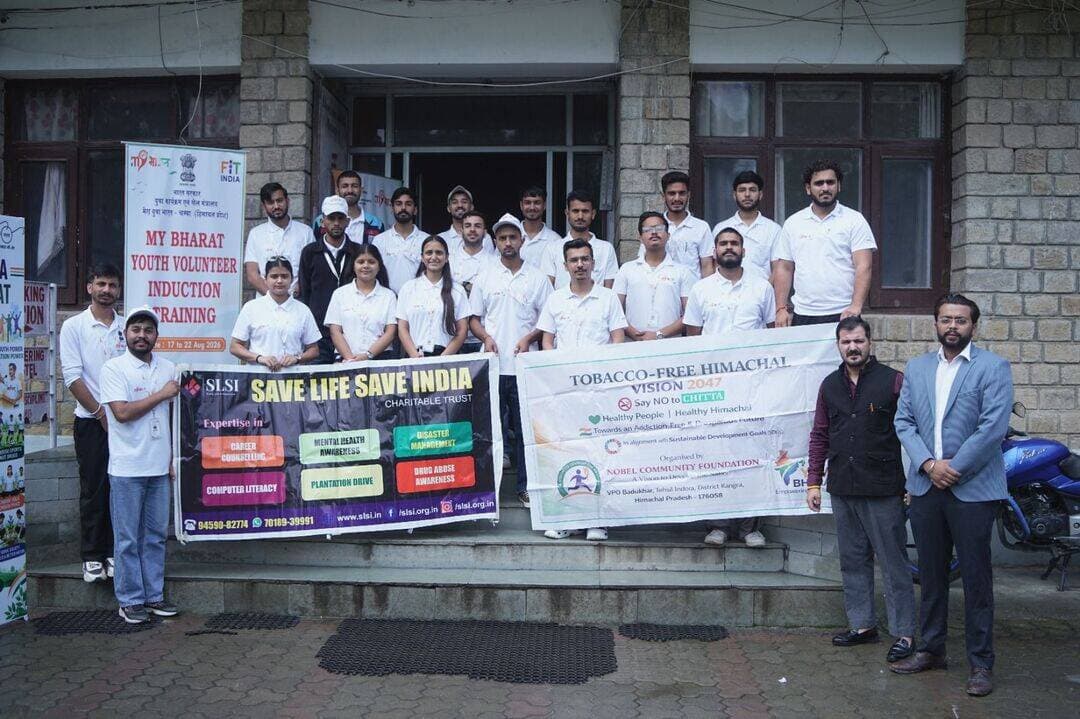 युवा स्वयंसेवक इंडक्शन प्रशिक्षण के छठे एवं अंतिम दिवस का सफल समापन
मेरा युवा भारत (MY Bharat), चंबा द्वारा युवा छात्रावास, डलहौजी में आयोजित छह दिवसीय आवासीय युवा स्वयंसेवक इंडक्शन प्रशिक्षण का आज छठे एवं अंतिम दिवस सफलतापूर्वक समापन हुआ। प्रशिक्षण के दौरान स्वयंसेवकों को युवा नेतृत्व, फिटनेस, पर्यावरण संरक्षण, भावनात्मक बुद्धिमत्ता, लोकतांत्रिक सहभागिता एवं सामाजिक जिम्मेदारियों से जुड़े विभिन्न विषयों पर जानकारी प्रदान की गई।
अंतिम दिवस की शुरुआत नशा मुक्ति विषय पर जागरूकता सत्र के साथ हुई। श्री मंगल सिंह जी ने युवाओं को नशे के दुष्प्रभावों तथा नशे से दूर रहकर स्वस्थ एवं सकारात्मक जीवनशैली अपनाने के लिए प्रेरित किया।
इसके पश्चात जिला युवा अधिकारी किन्नौर श्री शुभम चंद्रन जी तथा जिला युवा अधिकारी चंबा श्री राहुल गर्ग जी ने करियर मार्गदर्शन विषय पर सत्र लिया। उन्होंने स्वयंसेवकों को विभिन्न करियर विकल्पों, कौशल विकास तथा भविष्य की संभावनाओं के बारे में महत्वपूर्ण जानकारी प्रदान की और युवाओं को अपने लक्ष्यों के प्रति सजग एवं निरंतर प्रयासरत रहने के लिए प्रेरित किया।
इसके बाद प्रशिक्षण का समापन एवं वेलिडिक्टरी सत्र आयोजित किया गया, जिसमें मुख्य अतिथि डीएसपी डलहौजी श्री मयंक शर्मा जी ने शिरकत की। कार्यक्रम के दौरान राष्ट्रभक्ति की भावना से ओत-प्रोत ‘वंदे मातरम्’ का गायन किया गया। मुख्य अतिथि द्वारा प्रशिक्षण में भाग लेने वाले सभी युवा स्वयंसेवकों को प्रमाण-पत्र वितरित किए गए।
इस अवसर पर श्री मयंक शर्मा जी ने स्वयंसेवकों को संबोधित करते हुए युवाओं को अनुशासन, जिम्मेदारी एवं सकारात्मक सोच के साथ समाज और राष्ट्र के विकास में सक्रिय योगदान देने के लिए प्रेरित किया।
छह दिवसीय प्रशिक्षण ने स्वयंसेवकों को नेतृत्व, व्यक्तित्व विकास, सामाजिक जागरूकता, फिटनेस, पर्यावरण संरक्षण, करियर मार्गदर्शन एवं सामुदायिक सहभागिता जैसे विभिन्न महत्वपूर्ण पहलुओं पर सीखने और अपने कौशल को विकसित करने का अवसर प्रदान किया।
कार्यक्रम के सफल आयोजन के लिए MY Bharat चंबा की पूरी टीम, युवा छात्रावास डलहौजी के स्टाफ, प्रशिक्षकों एवं सभी सहयोगियों का आभार व्यक्त किया गया। प्रशिक्षण के समापन के साथ स्वयंसेवकों ने MY Bharat के उद्देश्यों को आगे बढ़ाने तथा समाज एवं राष्ट्र निर्माण में सक्रिय भूमिका निभाने का संकल्प लिया।