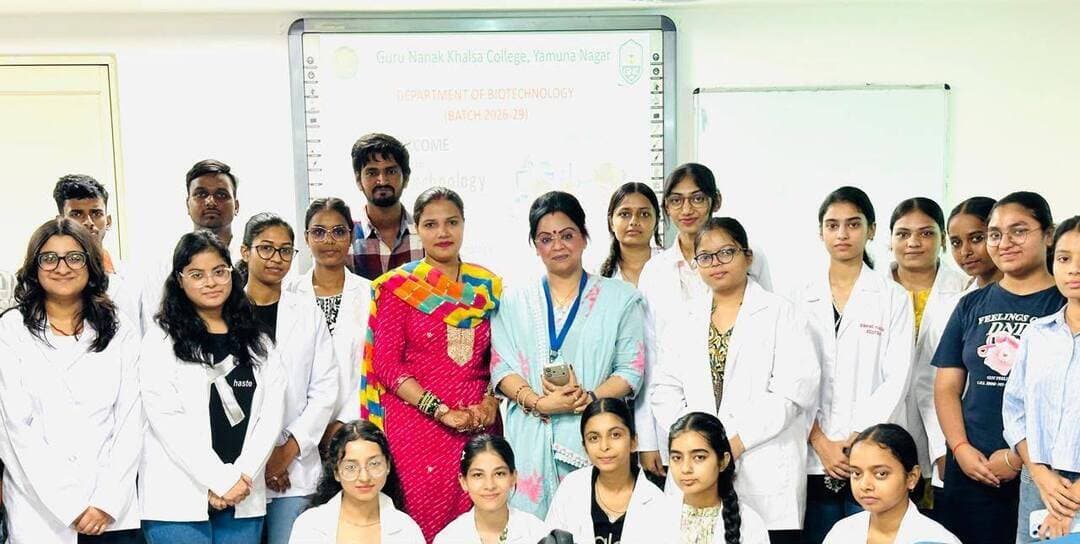 बायोटेक्नोलॉजी विभाग ने नए छात्रों के लिए ओरिएंटेशन प्रोग्राम आयोजित किया
यमुनानगर: गुरु नानक खालसा कॉलेज, यमुनानगर के बायोटेक्नोलॉजी विभाग ने नए दाखिला लेने वाले छात्रों का गर्मजोशी से स्वागत करने और उन्हें कॉलेज के एकेडमिक माहौल, विभागीय गतिविधियों, सुविधाओं और उपलब्ध अवसरों से परिचित कराने के लिए एक ओरिएंटेशन प्रोग्राम आयोजित किया।
प्रिंसिपल डॉ. अरविंदर सिंह भल्ला ने नए छात्रों को बधाई दी और कहा, "ओरिएंटेशन प्रोग्राम छात्रों को उनके कॉलेज के सफर की एक मजबूत शुरुआत देता है। मैं अपने छात्रों को प्रोत्साहित करता हूँ कि वे कॉलेज द्वारा दी जाने वाली एकेडमिक सुविधाओं और अवसरों का भरपूर लाभ उठाएँ और उनमें जिज्ञासा, अनुशासन और इनोवेशन की भावना विकसित हो।"
बायोटेक्नोलॉजी विभाग की हेड डॉ. निधि महेंद्रू ने नए छात्रों का स्वागत किया और कहा, "बायोटेक्नोलॉजी तेज़ी से विकसित हो रहा क्षेत्र है जिसमें रिसर्च, हेल्थकेयर, एग्रीकल्चर और इंडस्ट्री में अपार अवसर हैं।" असिस्टेंट प्रोफेसर डॉ. सोनाली ने नए छात्रों से बातचीत की और उन्हें लेबोरेटरी के काम, विभागीय गतिविधियों और स्किल-डेवलपमेंट प्रोग्राम में सक्रिय रूप से भाग लेने के लिए प्रेरित किया। उन्होंने सर्वांगीण विकास के लिए नियमित रूप से सीखने, प्रैक्टिकल अनुभव और एकेडमिक गतिविधियों में भागीदारी के महत्व पर ज़ोर दिया।
गवर्निंग बॉडी और मैनेजिंग कमेटी के प्रेसिडेंट सरदार रणदीप सिंह जौहर ने नए छात्रों को शुभकामनाएँ दीं और ओरिएंटेशन प्रोग्राम आयोजित करने के लिए बायोटेक्नोलॉजी विभाग के प्रयासों की सराहना की।
बायोटेक्नोलॉजी विभाग ने नए छात्रों के लिए ओरिएंटेशन प्रोग्राम आयोजित किया