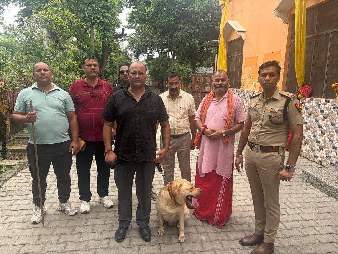 हरियाणा स्टेट नारकोटिक्स कंट्रोल ब्युरो प्रेस विज्ञप्ति
दिनांक: 22/08/2026
एचएसएनसीबी यमुनानगर यूनिट की सतर्क नज़र, नार्को डॉग डॉलर के साथ रादौर के नशा हॉटस्पॉट क्षेत्रों में चलाया सर्च अभियान
यमुनानगर — अतिरिक्त पुलिस महानिदेशक एवं HSNCB प्रमुख श्री संजय कुमार, आईपीएस के दिशा-निर्देशन तथा ब्यूरो के वरिष्ठ अधिकारियों के मार्गदर्शन में प्रदेशभर में नशा-विरोधी अभियान चलाए जा रहे है। इसी कड़ी में HSNCB की यमुनानगर यूनिट ने अपने नार्को डिटेक्शन डॉग "डॉलर" के साथ जिले के रादौर शहर के नशा-संवेदनशील इलाकों में सघन तलाशी अभियान चलाया तथा टीम ने स्थानीय व्यापारियों व आमजन को नशे के विरुद्ध जागरूक भी किया।
नार्को डॉग "डॉलर" के साथ व्यापक तलाशी अभियान
यूनिट प्रभारी महरूफ अली ने बताया कि उनकी टीम ने नार्को डॉग "डॉलर" के साथ रादौर शहर के उन इलाकों को निशाना बनाया, जो लंबे समय से नशे की गतिविधियों के हॉटस्पॉट माने जाते रहे हैं — विशेषकर अनाज मंडी और सब्जी मंडी परिसर। प्रशिक्षित नार्को डॉग की तेज़ सूंघने की क्षमता का इस्तेमाल दुकानों, ठेलों और भंडारण क्षेत्रों की बारीकी से जांच के लिए किया गया। महरूफ अली ने कहा कि इस तरह के अभियान न केवल छिपे हुए नशीले पदार्थों का पता लगाने में मदद करते हैं, बल्कि तस्करों के मन में भय भी पैदा करते हैं, ताकि उनकी हिम्मत न हो कि वे भीड़भाड़ वाले सार्वजनिक स्थानों को अपना अड्डा बनाएं। उन्होंने स्पष्ट किया कि यूनिट द्वारा ऐसे सर्च अभियान आगे भी नियमित अंतराल पर जारी रखे जाएंगे।
व्यापारियों और आमजन तक पहुंचा जागरूकता का संदेश
तलाशी अभियान के साथ-साथ टीम ने मंडी परिसर में मौजूद दुकानदारों, आढ़तियों एवं आमजन से सीधा संवाद भी किया और उन्हें नशे के सामाजिक व स्वास्थ्य संबंधी दुष्परिणामों के बारे में जागरूक किया। टीम ने उपस्थित लोगों से अपील की कि यदि उनके आसपास नशे की बिक्री या तस्करी से जुड़ी कोई भी संदिग्ध गतिविधि नज़र आए, तो वे बिना किसी झिझक के तुरंत ब्यूरो को सूचित करें।
हेल्पलाइन पर करें संपर्क
हरियाणा स्टेट नारकोटिक्स कंट्रोल ब्यूरो आमजन से अपील करती है कि यदि उनके आसपास नशे की बिक्री, तस्करी या किसी भी प्रकार के अवैध नशा कारोबार की जानकारी मिले, तो तुरंत सूचित करें:
टोल-फ्री हेल्पलाइन: 1933
HSNCB हेल्पलाइन: 90508-91508
NCB MANAS पोर्टल: ncbmanas.gov.in
सूचना देने वाले की पहचान पूर्णतः गोपनीय रखी जाएगी।