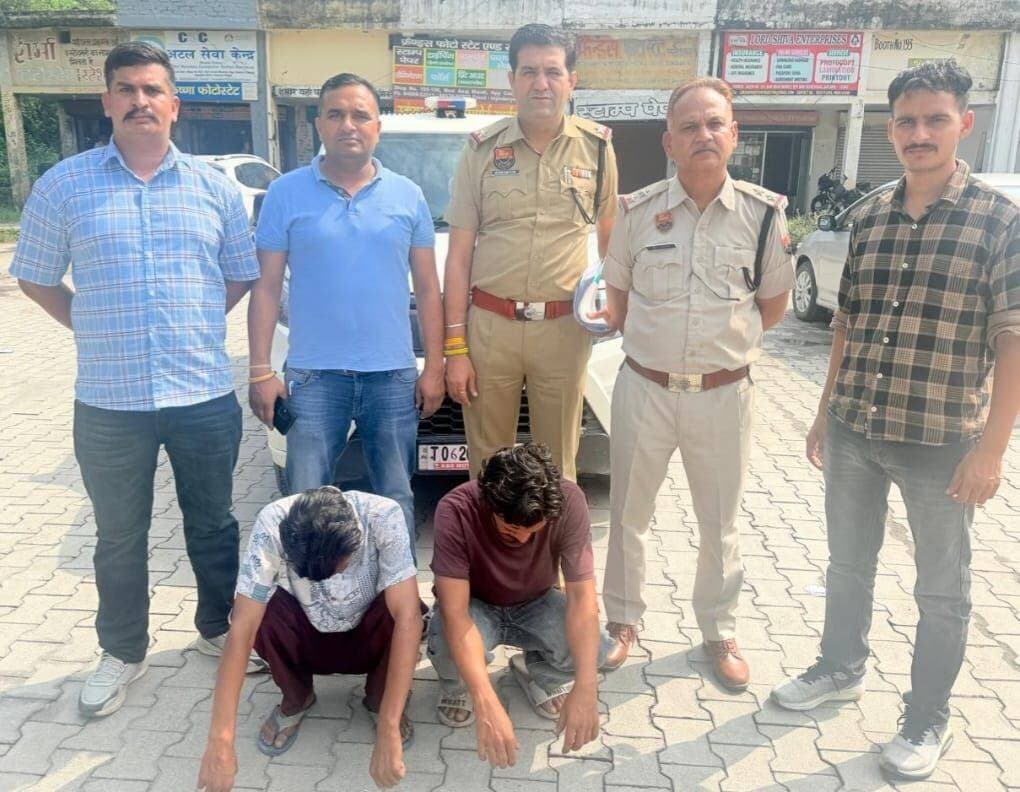 प्रेस नोट - 5 दिनांक -22.08.2026
एंटी नाकोटिक सेल की टीम ने 45 ग्राम हीरोइन (स्मैक) सहित बाइक सवार दो युवकों को किया गिरफ्तार।
पुलिस प्रवक्ता ने जानकारी देते हुए बताया कि पुलिस अधीक्षक कमलदीप गोयल के निर्देशानुसार एंटी नाकोटिक सेल की टीम लगातार नशा तस्करों पर कड़ी कार्रवाई कर रही है। इसी कड़ी में कार्यवाही करते हुए टीम ने 45 ग्राम हीरोइन (स्मैक) सहित बाइक सवार दो युवकों को गिरफ्तार करने में सफलता हासिल की है। आरोपियों के खिलाफ एनडीपीएस एक्ट के तहत केस दर्ज किया गया और उन्हें कोर्ट में पेश कर रिमांड पर लिया गया है।
इंचार्ज अनिल कुमार ने बताया कि उनकी टीम को गुप्त सूचना मिली कि दो युवक बाइक पर सवार होकर उत्तर प्रदेश से नशे की खेप लेकर कलानोर बॉर्डर से जिले में प्रवेश करेंगे। इस सूचना के आधार पर उप निरीक्षक ओम प्रकाश, ओम प्रकाश एएसआई कर्मवीर, जसवीर सिंह, मोनु,आशीष की टीम का गठन किया गया। टीम ने कलानौर बॉर्डर पर जाकर नाकाबंदी कर वाहनों की जांच शुरू कर दी। कुछ देर बाद उत्तर प्रदेश की ओर से बाइक पर दो युवक आते दिखाई दिए। टीम ने उन्हें रोक कर ड्यूटी मजिस्ट्रेट के सामने जांच की तो तलाशी के दौरान उनके पास से 45 ग्राम हीरोइन (स्मैक) बरामद हुई। पूछताछ में जिनकी पहचान बैंक कॉलोनी निवासी राहुल व महेश के नाम से हुई। आरोपी महेश की बाइक पर नशे की सप्लाई कर रहे थे दोनों आरोपियों के खिलाफ एनडीपीएस एक्ट के तहत केस दर्ज किया गया । आरोपियों को कोर्ट ने पेश कर रिमांड पर लिया गया है। इंचार्ज अनिल कुमार ने बताया कि आरोपियों पर पहले भी इसी प्रकार के कई मामले दर्ज हैं जो कोर्ट में विचाराधीन है। आरोपी नशे की तस्करी कहां से कर रहे थे, रिमांड के दौरान खुलासा किया जाएगा।