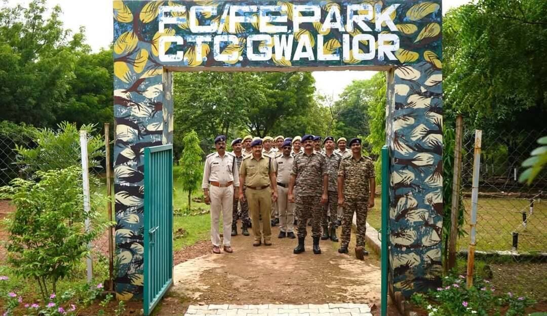 राजस्थान पुलिस अधिकारियों का सीटीसी ग्वालियर में तीन दिवसीय प्रशिक्षण एवं अनुभव विनिमय कार्यक्रम
केन्द्रीय प्रशिक्षण केंद्र, केन्द्रीय रिज़र्व पुलिस बल ग्वालियर में राजस्थान पुलिस के अधिकारियों / कार्मिकों के तीन दिवसीय दौरे का आयोजन किया गया। यह कार्यक्रम पुलिस महानिरीक्षक / प्राचार्य श्री अनित कुमार सिंह के निर्देशानुसार आयोजित किया गया।
दौरे के दौरान राजस्थान पुलिस के प्रतिनिधिमंडल को सीटीसी ग्वालियर में संचालित विभिन्न प्रशिक्षण गतिविधियों, प्रशिक्षण पद्धतियों, आधुनिक प्रशिक्षण संसाधनों तथा संस्थान की कार्यप्रणाली से अवगत कराया गया। प्रशिक्षण एवं भ्रमण के दौरान प्रतिभागियों के साथ अनुभवों का आदान-प्रदान किया गया तथा पुलिस बलों के बीच बेहतर समन्वय एवं प्रशिक्षण संबंधी उत्कृष्ट कार्यप्रणालियों को साझा किया गया।
इस तीन दिवसीय कार्यक्रम का आयोजन कमांडेंट / सीटीओ श्री राकेश कुमार सिंह के नेतृत्व में उप कमांडेंट श्री रिषि कुमार एवं सहायक कमांडेंट श्री अनुज कुमार के मार्गदर्शन एवं समन्वय में किया गया। अधिकारियों द्वारा प्रतिभागियों को आवश्यक जानकारी प्रदान की गई तथा विभिन्न प्रशिक्षण गतिविधियों का व्यावहारिक अवलोकन कराया गया।
इस अवसर पर प्रशिक्षण संस्थानों के बीच आपसी समन्वय, प्रशिक्षण की गुणवत्ता में सुधार तथा आधुनिक तकनीकों के प्रभावी उपयोग पर विशेष जोर दिया गया। राजस्थान पुलिस के प्रतिनिधिमंडल द्वारा सीटीसी ग्वालियर में उपलब्ध प्रशिक्षण सुविधाओं एवं कार्यक्रम की सराहना की गई।
सीटीसी, सीआरपीएफ ग्वालियर द्वारा इस प्रकार के प्रशिक्षण एवं अनुभव विनिमय कार्यक्रमों को पुलिस बलों के बीच बेहतर समन्वय, क्षमता निर्माण एवं व्यावसायिक दक्षता बढ़ाने की दिशा में महत्वपूर्ण पहल बताया गया है।
#gwalior
PRO Gwalior
CM Madhya Pradesh
