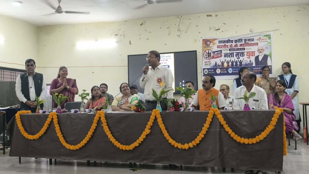 शासकीय क्रांति कुमार भारतीय स्नातकोत्तर महाविद्यालय, सक्ती में नवप्रवेशित छात्र-छात्राओं के लिए दीक्षारंभ कार्यक्रम आयोजित किया गया। मुख्य अतिथि कलेक्टर श्री अमृत विकास तोपनो तथा विशिष्ट अतिथियों की उपस्थिति में कार्यक्रम का शुभारंभ हुआ। अध्यक्षता प्राचार्य डॉ. डी.पी. पाटले ने की।
कलेक्टर श्री अमृत विकास तोपनो ने विद्यार्थियों को शुभकामनाएं देते हुए लक्ष्य प्राप्ति के लिए निरंतर प्रयास करने की प्रेरणा दी। कार्यक्रम में नई शिक्षा नीति एवं सेमेस्टर प्रणाली की जानकारी दी गई। अंत में अतिथियों का सम्मान एवं आभार प्रदर्शन किया गया। कार्यक्रम में महाविद्यालय के स्टाफ एवं छात्र-छात्राएं उपस्थित रहे।
