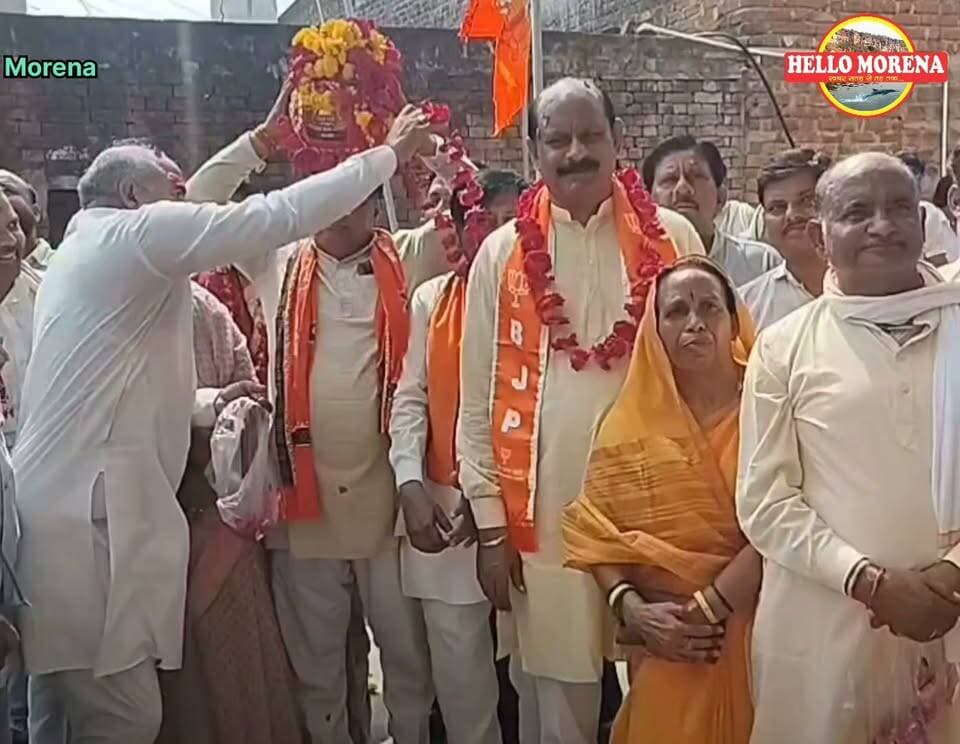 जिलाध्यक्ष जी के गले मे उतरी हुई मालाएं! भाजपा में स्वागत की ई कौन सी परम्परा है भैया🤣