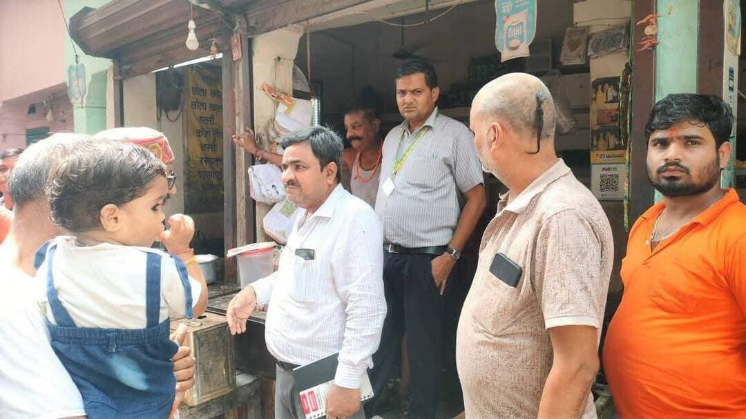 प्रतापगढ़ में खाद्य प्रतिष्ठानों पर छापेमारी, 6 खाद्य पदार्थों के नमूने लिए गये
-----------------------
प्रतापगढ़।
जिलाधिकारी के निर्देश पर खाद्य सुरक्षा विभाग ने जनपद के विभिन्न क्षेत्रों में खाद्य प्रतिष्ठानों के खिलाफ अभियान चलाकर छापामार कार्रवाई की। सहायक आयुक्त (खाद्य) ग्रेड-।। अभय कुमार सिंह के निर्देशन एवं मुख्य खाद्य सुरक्षा अधिकारी दीपक कुमार श्रीवास्तव के नेतृत्व में खाद्य सचल दल ने विभिन्न तहसीलों में रेस्टोरेंट, मिष्ठान एवं अन्य खाद्य प्रतिष्ठानों का निरीक्षण किया। इस दौरान दूध, पनीर, खोया, घी और मैंगो सीरप समेत कुल छह खाद्य पदार्थों के नमूने जांच के लिए संग्रहित किए गए।
अभियान के दौरान टीम ने पट्टी क्षेत्र में विभिन्न खाद्य प्रतिष्ठानों का निरीक्षण किया। इसके बाद कुण्डा तहसील के राजापुर बिन्धन स्थित मिश्रा पनीर केंद्र से पनीर का एक नमूना लिया गया। नगर पालिका परिषद क्षेत्र के जीआईसी रोड स्थित सादाब एजेंसी से दूध के दो नमूने संग्रहित किए गए। इसी क्रम में चौक स्थित खोया मंडी से खोया का एक नमूना लिया गया। पृथ्वीगंज स्थित सूरज किराना प्रतिष्ठान से एक घी (ब्राण्ड-अनिक) का नमूना तथा चौक तिराहा स्थित बनवारी लाल एंड सन्स से मैजिंग मैंगो सीरप का नमूना जांच के लिए संग्रहित किया गया। खाद्य विभाग के अधिकारियों ने बताया कि सभी छह नमूनों को विधिवत संग्रहित कर जांच के लिए खाद्य विश्लेषक प्रयोगशाला भेजा जा रहा है। जांच रिपोर्ट प्राप्त होने के बाद उसमें सामने आने वाले तथ्यों के आधार पर संबंधित प्रतिष्ठानों के विरुद्ध नियमानुसार आवश्यक कार्रवाई की जाएगी। खाद्य सचलदल में रोशन सिंह, संतोष कुमार दूबे, डॉ यादव संजय कुमार नन्हकू, शहाब उद्दीन सिद्दीकी एवं डा० शमशुन नेहा खाद्य सुरक्षा अधिकारीगण उपस्थित रहे।
------------------