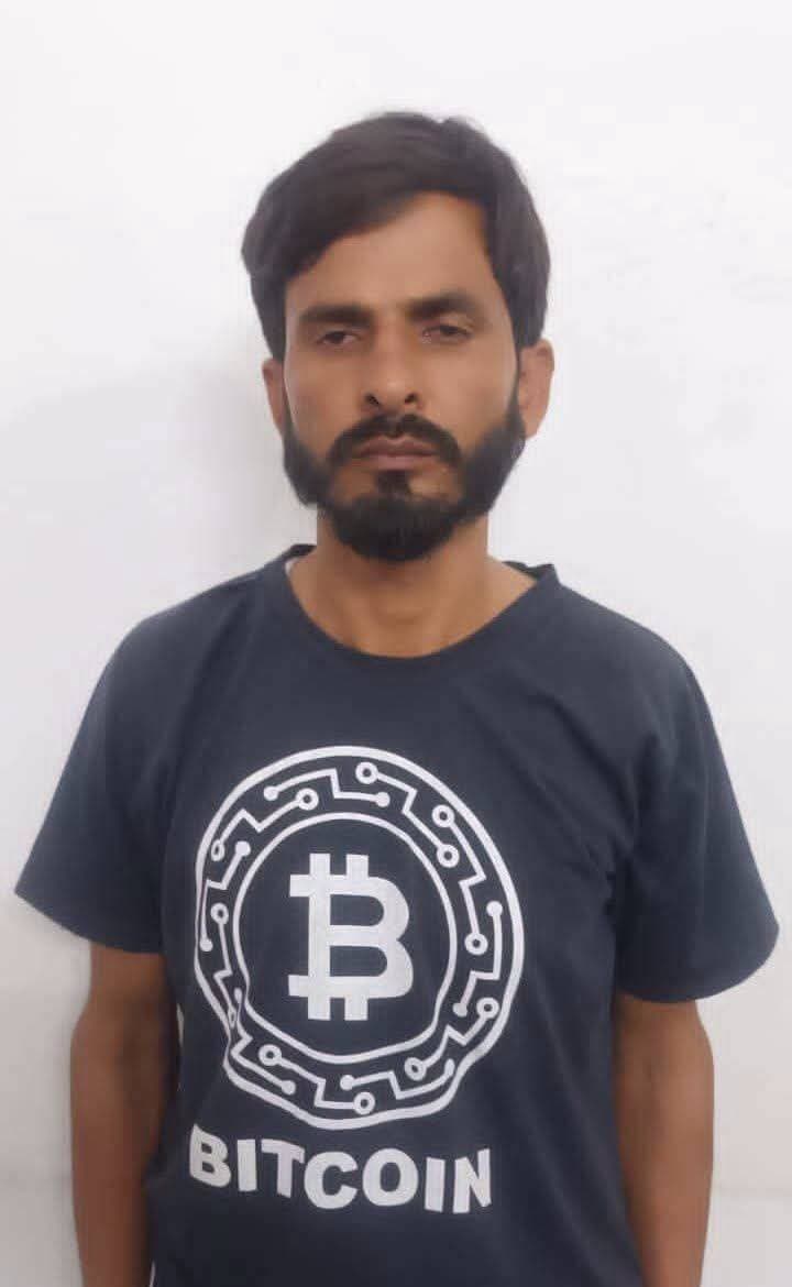 प्रयागराज एसटीएफ को एक बड़ी सफलता हाथ लगी है। गुजरात में ठिकाना बदलकर छिपकर रह रहे 1 लाख रुपये के इनामी बदमाश दिलबहार खान को शुक्रवार शाम सोरांव बाईपास स्थित बस स्टैंड के पास से गिरफ्तार कर लिया गया। प्रतापगढ़ के देल्हूपुर (कुल्हीपुर) का रहने वाला यह कुख्यात अपराधी अपने साथियों के साथ मिलकर प्रयागराज में किसी बड़ी वारदात को अंजाम देने की फिराक में आया था।
पुलिस आयुक्त प्रयागराज ने साल 2025 के एक मामले में दिलबहार पर 1 लाख का इनाम घोषित किया था। एसटीएफ के अनुसार, यह बदमाश पिछले 15 सालों से अपराध की दुनिया में सक्रिय है। इसके खिलाफ प्रयागराज, प्रतापगढ़ और अंबेडकरनगर के विभिन्न थानों में डकैती, ट्रक लूट और हत्या जैसे गंभीर अपराधों के लगभग 36 मुकदमे दर्ज हैं।
दिलबहार और उसके गिरोह पर मऊआइमा में बैंक मैनेजर नवीन कुमार की गोली मारकर हत्या करने और डकैती डालने का गंभीर आरोप है। इसके अलावा प्रतापगढ़, अंबेडकरनगर और प्रयागराज के नवाबगंज क्षेत्र में असलहे के बल पर चालकों को बंधक बनाकर ट्रक और नकदी लूटने तथा घर में घुसकर गोली मारने जैसी कई घटनाएं शामिल हैं। गिरफ्तारी से बचने के लिए वह सूरत (गुजरात) में नाम-पता बदलकर रह रहा था। एसटीएफ की घेराबंदी ने उसके मंसूबों पर पानी फेर दिया।
<nis:link nis:type=tag nis:id=prayagraj_news nis:value=Prayagraj_News nis:enabled=true nis:link/> <nis:link nis:type=tag nis:id=upstf nis:value=UPSTF nis:enabled=true nis:link/> <nis:link nis:type=tag nis:id=prayagrajpolice nis:value=PrayagrajPolice nis:enabled=true nis:link/> <nis:link nis:type=tag nis:id=crimenews nis:value=CrimeNews nis:enabled=true nis:link/> <nis:link nis:type=tag nis:id=pratapgarhnews nis:value=PratapgarhNews nis:enabled=true nis:link/>