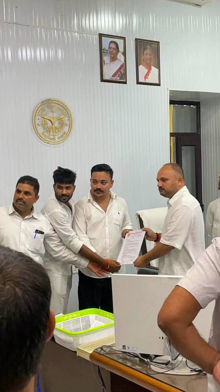 UGC के नए नियमों के खिलाफ उतरा सवर्ण समाज, करणी सेना ने सौंपा ज्ञापन
प्रतापगढ़ जिले में विश्वविद्यालय अनुदान आयोग (UGC) के नए नियमों के विरोध में शुक्रवार को श्री राजपूत करणी सेना, उत्तर प्रदेश के बैनर तले सवर्ण समाज के लोगों ने कलेक्ट्रेट में प्रदर्शन किया। प्रदर्शनकारियों ने नियमों को लेकर नाराजगी जताते हुए जिलाधिकारी को ज्ञापन सौंपा। करणी सेना ने UGC के नए नियमों को ‘काला कानून’ बताते हुए कहा कि इससे संविधान में दिए गए समानता के अधिकार का उल्लंघन हो रहा है। संगठन का आरोप है कि नए प्रावधानों से मेधावी विद्यार्थियों के भविष्य पर प्रतिकूल असर पड़ सकता है। प्रदर्शनकारियों ने सरकार से नियमों पर पुनर्विचार कर आवश्यक संशोधन किए जाने की मांग की। ज्ञापन के माध्यम से संगठन ने चेतावनी दी कि यदि 15 दिनों के भीतर उनकी मांगों पर सकारात्मक कार्रवाई नहीं की गई तो प्रदेशभर में आंदोलन शुरू किया जाएगा। इस दौरान कार्यकर्ताओं ने सरकार के खिलाफ नारेबाजी करते हुए अपनी मांगों को प्रमुखता से उठाया। प्रदर्शन में श्री राजपूत करणी सेना के जिला अध्यक्ष कुंवर ऋषभ प्रताप सिंह समेत बड़ी संख्या में संगठन के पदाधिकारी और कार्यकर्ता मौजूद रहे। संगठन ने कहा कि वह छात्रों के हित और समानता के अधिकार की मांग को लेकर आगे भी संघर्ष जारी रखेगा।