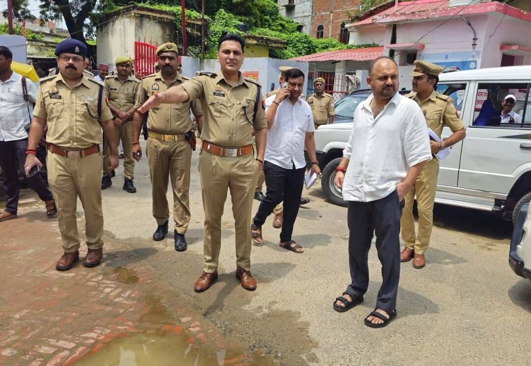👉 जिलाधिकारी एवं पुलिस अधीक्षक प्रतापगढ़ ने किया थाना कोतवाली नगर का निरीक्षण, व्यवस्थाओं का लिया जायजा
आज दिनांक 22.08.2026 को जनसुनवाई के उपरान्त जिलाधिकारी श्री अभिषेक पाण्डेय एवं पुलिस अधीक्षक श्री दीपक भूकर ने क्षेत्राधिकारी नगर श्री आशुतोष मिश्रा के साथ थाना कोतवाली नगर का निरीक्षण किया। निरीक्षण के दौरान थाना परिसर, कार्यालय, अभिलेखों एवं पुलिसिंग से संबंधित विभिन्न व्यवस्थाओं का जायजा लेते हुए संबंधित अधिकारियों से आवश्यक जानकारी प्राप्त की गई तथा व्यवस्थाओं को और अधिक प्रभावी एवं सुव्यवस्थित बनाए रखने के निर्देश दिए गए।
इस दौरान अधिकारियों द्वारा अभिलेखों के रख-रखाव, थाना परिसर की साफ-सफाई, जनशिकायतों के निस्तारण एवं अन्य प्रशासनिक व्यवस्थाओं का निरीक्षण किया गया। संबंधित अधिकारियों एवं कर्मचारियों को आमजन की शिकायतों का प्राथमिकता के आधार पर निष्पक्ष एवं समयबद्ध निस्तारण सुनिश्चित करने तथा थाना की समस्त व्यवस्थाओं को उच्च स्तर पर बनाए रखने हेतु आवश्यक दिशा-निर्देश दिए गए।