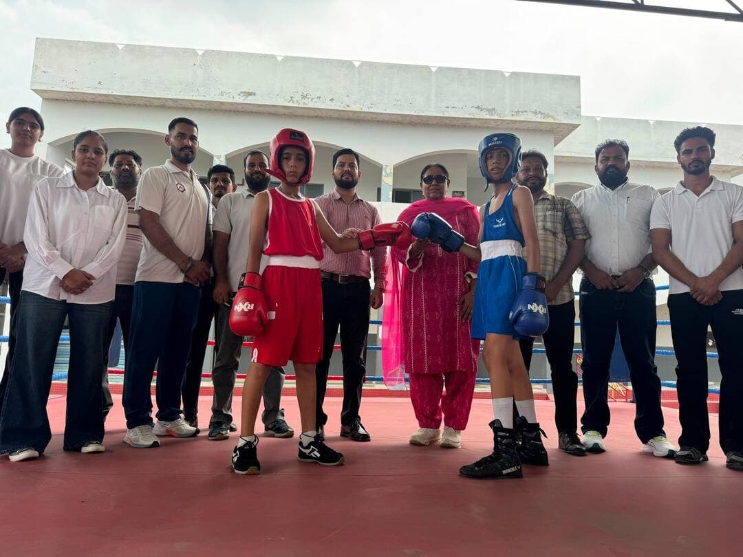 गॉडविन पब्लिक स्कूल घल्लू ने जिला स्तरीय बॉक्सिंग मुकाबलों में जमाई धाक
जिले में सर्वाधिक 15 स्वर्ण, दो रजत और एक कांस्य पदक सहित जीते कुल 18 पदक
यह उपलब्धि विद्यार्थियों की मेहनत, अनुशासन और खेल के प्रति समर्पण का परिणाम: मैडम लखविंद्र कौर बराड़
जिले में सर्वाधिक मैडल जीतना गॉडविन पब्लिक स्कूल के लिए गर्व की बात: एडवोकेट मनिंद्र सिंह सरां
फाजिल्का,22 अगस्त(सोनू वर्मा): पंजाब सरकार द्वारा स्कूल गेम्स के तहत जिला स्तरीय बॉक्सिंग मुकाबले गॉडविन पब्लिक स्कूल घल्लू में मैनेजिंग कमेटी मैंबर मैडम लखविंद्र कौर बराड़ की अगुवाई में सफलतापूर्वक करवाए गए। इन मुकाबलों की मेजबानी करते हुए गॉडविन पब्लिक स्कूल के खिलाड़ियों ने शानदार प्रदर्शन किया और जिले में सर्वाधिक 18 पदक जीतकर अपनी प्रतिभा और खेल क्षमता का लोहा मनवाया। स्कूल की टीम ने 15 स्वर्ण, दो रजत और एक कांस्य पदक अपने नाम किया। खिलाड़ियों की इस शानदार उपलब्धि पर स्कूल प्रबंधन, मैनेजिंग कमेटी और स्टाफ ने उन्हें बधाई दी।
इस संबंधी जानकारी देते हुए डीपी मोहित सर ने बताया कि जिला स्तरीय बॉक्सिंग मुकाबलों में गॉडविन पब्लिक स्कूल घल्लू के खिलाड़ियों ने पूरे जोश, अनुशासन और आत्मविश्वास के साथ प्रदर्शन किया। उन्होंने बताया कि खिलाड़ियों की मेहनत और नियमित अभ्यास के चलते स्कूल ने जिले में सबसे अधिक पदक हासिल किए हैं।
अंडर-14 लड़कों के वर्ग में उदयवीर ने 28-30 किलोग्राम भार वर्ग में कांस्य पदक, मयंक ने 30-32 किलोग्राम में स्वर्ण, नक्षदीप ने 32-34 किलोग्राम में रजत, दिलजीत ने 34-36 किलोग्राम में स्वर्ण, गुरसिस सिंह ने 38-40 किलोग्राम में रजत, हरगुन ने 40-42 किलोग्राम में स्वर्ण, ऋषभ ने 42-44 किलोग्राम में स्वर्ण, आदित्य ने 44-46 किलोग्राम में स्वर्ण, रजत ने 46-48 किलोग्राम में स्वर्ण तथा गुरविंदर सिंह ने 48-50 किलोग्राम भार वर्ग में स्वर्ण पदक जीता। अंडर-17 लड़कों के वर्ग में तनवीर सिंह ने 46-48 किलोग्राम, अरुण ने 48-50 किलोग्राम, एकम ने 57-60 किलोग्राम और नितिश ने 75-80 किलोग्राम भार वर्ग में स्वर्ण पदक हासिल किया। वहीं अंडर-17 लड़कियों के वर्ग में कविता ने 40-42 किलोग्राम, मननत ने 42-44 किलोग्राम, सिमरन ने 52-54 किलोग्राम तथा जैसमीन कंबोज ने 63-66 किलोग्राम भार वर्ग में स्वर्ण पदक जीता।
इस प्रकार गॉडविन पब्लिक स्कूल घल्लू के खिलाड़ियों ने 15 स्वर्ण, दो रजत और एक कांस्य पदक सहित कुल 18 पदक जीतकर जिला स्तरीय बॉक्सिंग मुकाबलों में शानदार उपलब्धि हासिल की।
इस मौके पर मैनेजिंग कमेटी मैंबर मैडम लखविंद्र कौर बराड़ ने खिलाड़ियों को बधाई देते हुए कहा कि यह उपलब्धि विद्यार्थियों की मेहनत, अनुशासन और खेल के प्रति समर्पण का परिणाम है। उन्होंने कहा कि स्कूल प्रबंधन विद्यार्थियों को पढ़ाई के साथ-साथ खेलों में भी आगे बढ़ने के लिए हरसंभव अवसर उपलब्ध करवाने के लिए प्रतिबद्ध है। उन्होंने खिलाड़ियों से इसी मेहनत और लगन को आगे भी जारी रखने का आह्वान किया।
मैनेजिंग कमेटी मैंबर एडवोकेट मनिंद्र सिंह सरां ने कहा कि जिले में सर्वाधिक मैडल जीतना गॉडविन पब्लिक स्कूल के लिए गर्व की बात है। उन्होंने कहा कि खिलाड़ियों ने अपने शानदार प्रदर्शन से न केवल स्कूल बल्कि अपने अभिभावकों और क्षेत्र का भी नाम रोशन किया है। उन्होंने खिलाड़ियों और प्रशिक्षकों को इस उपलब्धि के लिए बधाई देते हुए भविष्य की प्रतियोगिताओं के लिए शुभकामनाएं दीं।
प्रिंसिपल अभिलेख शर्मा ने कहा कि स्कूल विद्यार्थियों के सर्वांगीण विकास को प्राथमिकता देता है और खेलों को शिक्षा का महत्वपूर्ण हिस्सा मानता है। उन्होंने कहा कि बॉक्सिंग मुकाबलों में खिलाड़ियों द्वारा जिले में हासिल किए गए सबसे अधिक पदक उनकी प्रतिभा और कठिन परिश्रम का प्रमाण हैं। उन्होंने उम्मीद जताई कि खिलाड़ी आने वाले समय में जिला, राज्य और राष्ट्रीय स्तर पर भी स्कूल का नाम रोशन करेंगे।