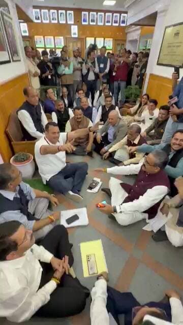 विधानसभा अध्यक्ष के कार्यालय के बाहर भाजपा का धरना #real #shimla #bjp #congress #mla #cm