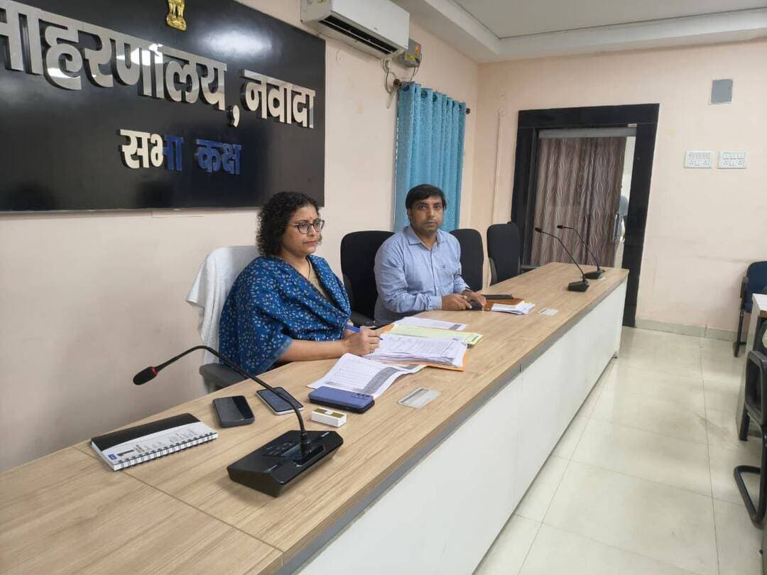 राशन कार्ड एंट्री प्रगति की समीक्षा को लेकर वीडियो कॉन्फ्रेंसिंग के माध्यम से बैठक आयोजित।
आज दिनांक 22 अगस्त 2026 को प्रभारी जिला पदाधिकारी-सह-उप विकास आयुक्त श्रीमती नीलिमा साहू की अध्यक्षता में राशन कार्ड एंट्री की प्रगति की समीक्षा को लेकर वीडियो कॉन्फ्रेंसिंग के माध्यम से बैठक आयोजित की गई।
बैठक में अनुमंडल पदाधिकारी, नवादा सदर एवं रजौली, सभी प्रखंड विकास पदाधिकारी, सभी अंचल अधिकारी एवं सभी प्रखंड आपूर्ति पदाधिकारी वीडियो कॉन्फ्रेंसिंग के माध्यम से जुड़े।
बैठक में जिले में राशन कार्ड से संबंधित एंट्री कार्य की प्रखंडवार प्रगति की समीक्षा की गई। प्रभारी जिला पदाधिकारी-सह-उप विकास आयुक्त ने संबंधित पदाधिकारियों से कार्य की अद्यतन स्थिति की जानकारी ली तथा लंबित कार्यों को ससमय पूर्ण करने का निर्देश दिया।
उन्होंने कहा कि राशन कार्ड से संबंधित एंट्री कार्य में गति एवं शुद्धता, दोनों का विशेष ध्यान रखा जाए। पात्र लाभुकों से संबंधित आवश्यक प्रविष्टियों को समयबद्ध रूप से पूर्ण करने का निर्देश दिया गया।
बैठक के दौरान पदाधिकारियों को अपने-अपने क्षेत्र में कार्य की नियमित समीक्षा करते हुए निर्धारित लक्ष्य के अनुरूप प्रगति सुनिश्चित करने को कहा गया।
नवादा से राकेश कुमार चन्दन की रिपोर्ट !
